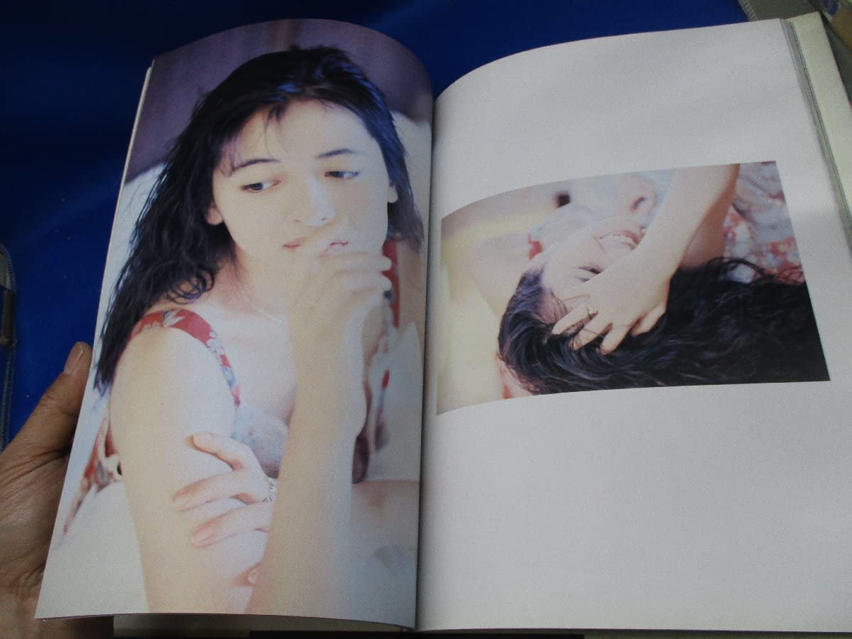 Amazon.co.jp: 中山美穂 写真集～アンビバレンス～ ワニブックス 1989  