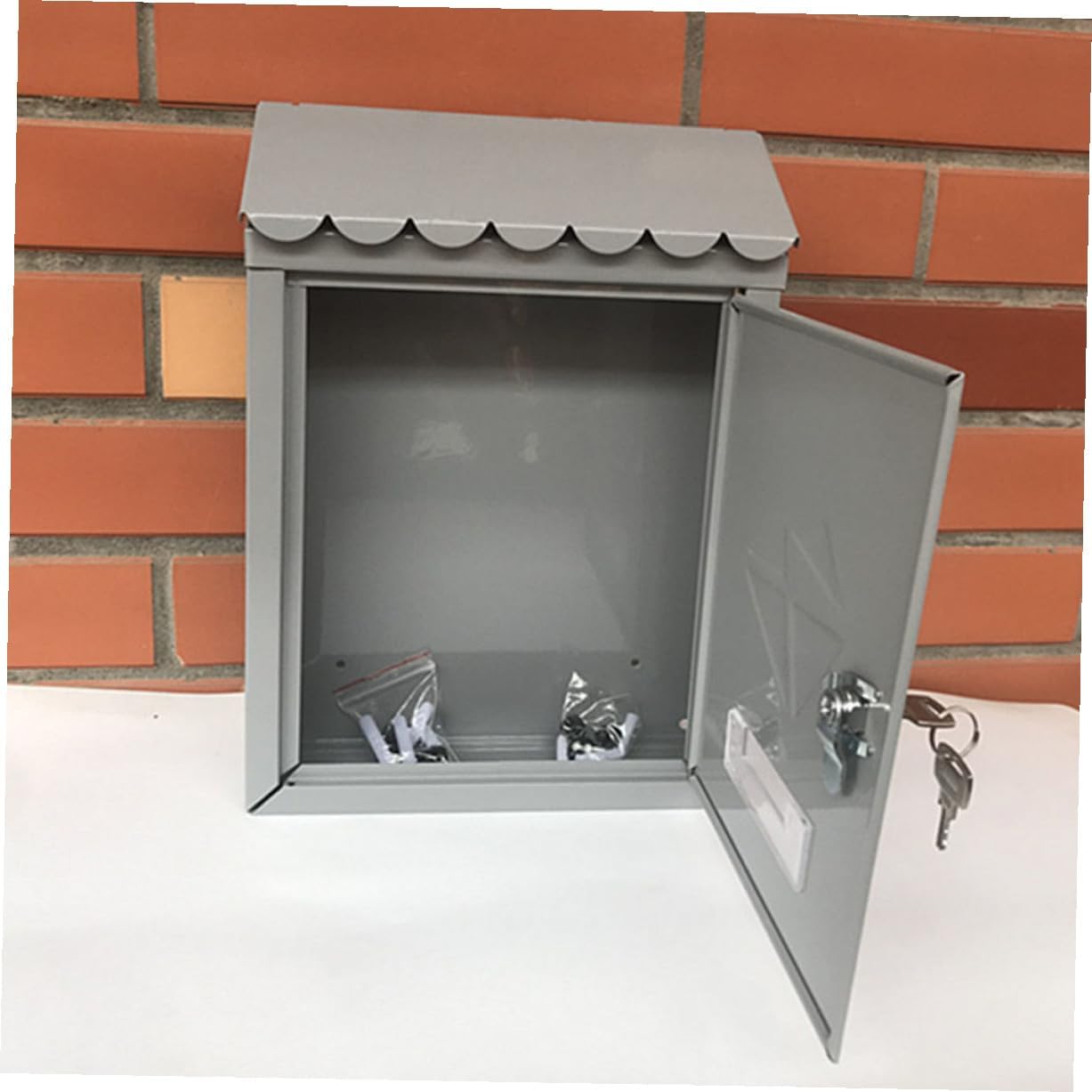 Vintage European Style Metal Mailbox Wall-Mount Outdoor Letter Box with Lock Weatherproof Tinplate Parcel Box for Home and Garden Decoration