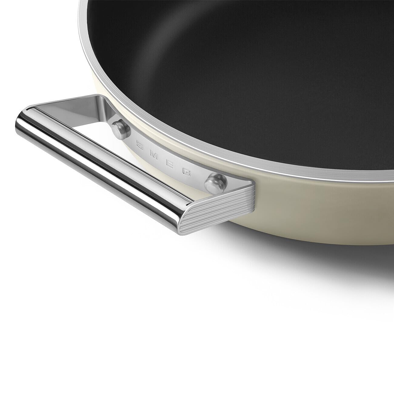 Smeg, Tegame Antiaderente DPF2812CRM, Diametro 28 cm, Rivestimento Ceramico senza PFAS, Maniglie in Acciaio Inox, per Tutti i Piani Cottura, fino a 250° in Forno, Capacità 4,3 L, Panna Opaco