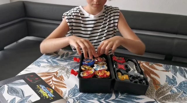 NAVESO Set Trottole 12in1 Burst Gyro - 12 Trottole In Metallo E Plastica Con 3 Lanciatori, Custodia Portatile, Gioco Da Battaglia Per Bambini 6+
