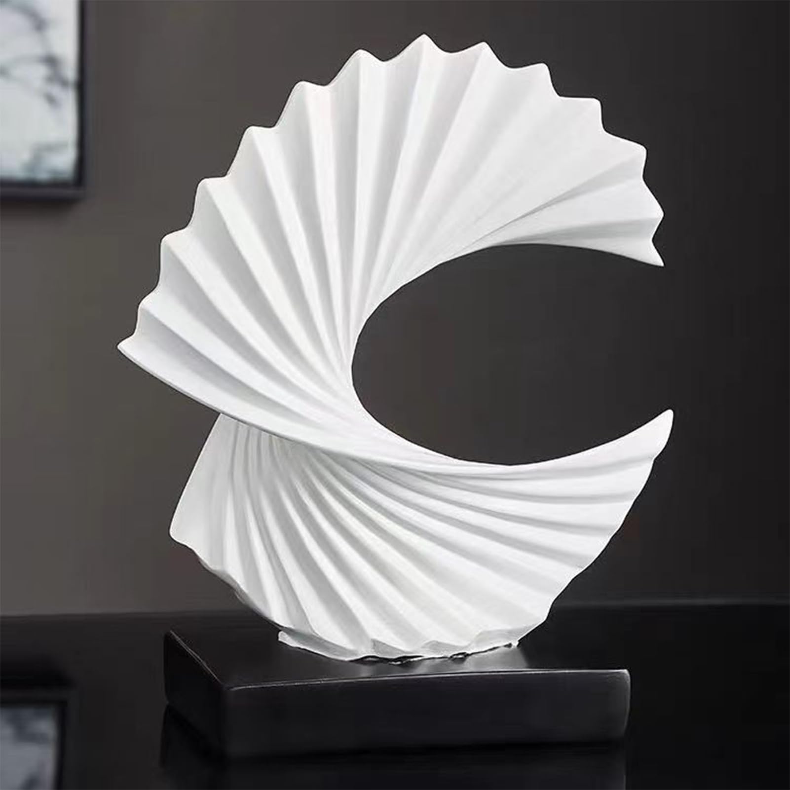 Statue "Meereswelle" – abstrakte Figur aus Gold 24 x 10 x 28 cm, Dekoration aus weißem Harz, künstlerisches Ornament ' mit glatter und glänzender Oberfläche | Elegantes dekoratives Accessoire für