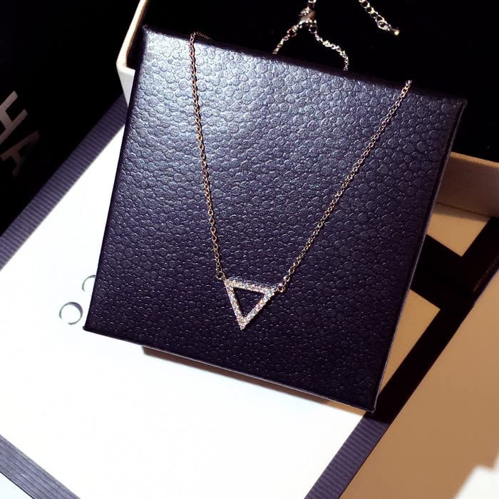 Pendentif triangle rose en diamant pour sublimer votre style au quotidien