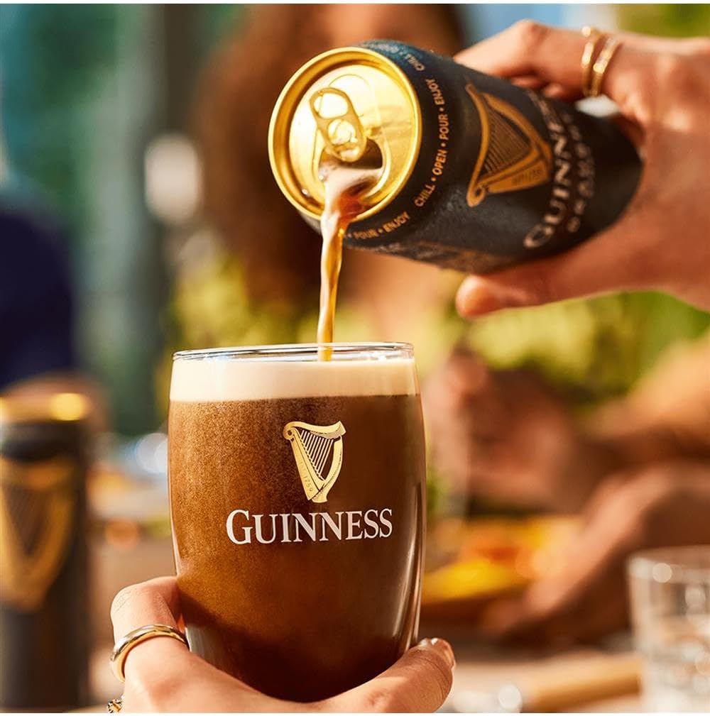 Imagem frontal de uma lata em ambiente social desfocado. Imagem frontal de uma lata em ambiente social desfocado.