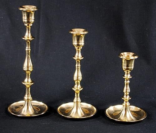Miniatura 2 de 3SCompany Exquisito juego de 3 portavelas tradicionales de latón, acabado dorado pulido, diseño resistente y elegante, perfecto para velas cónicas