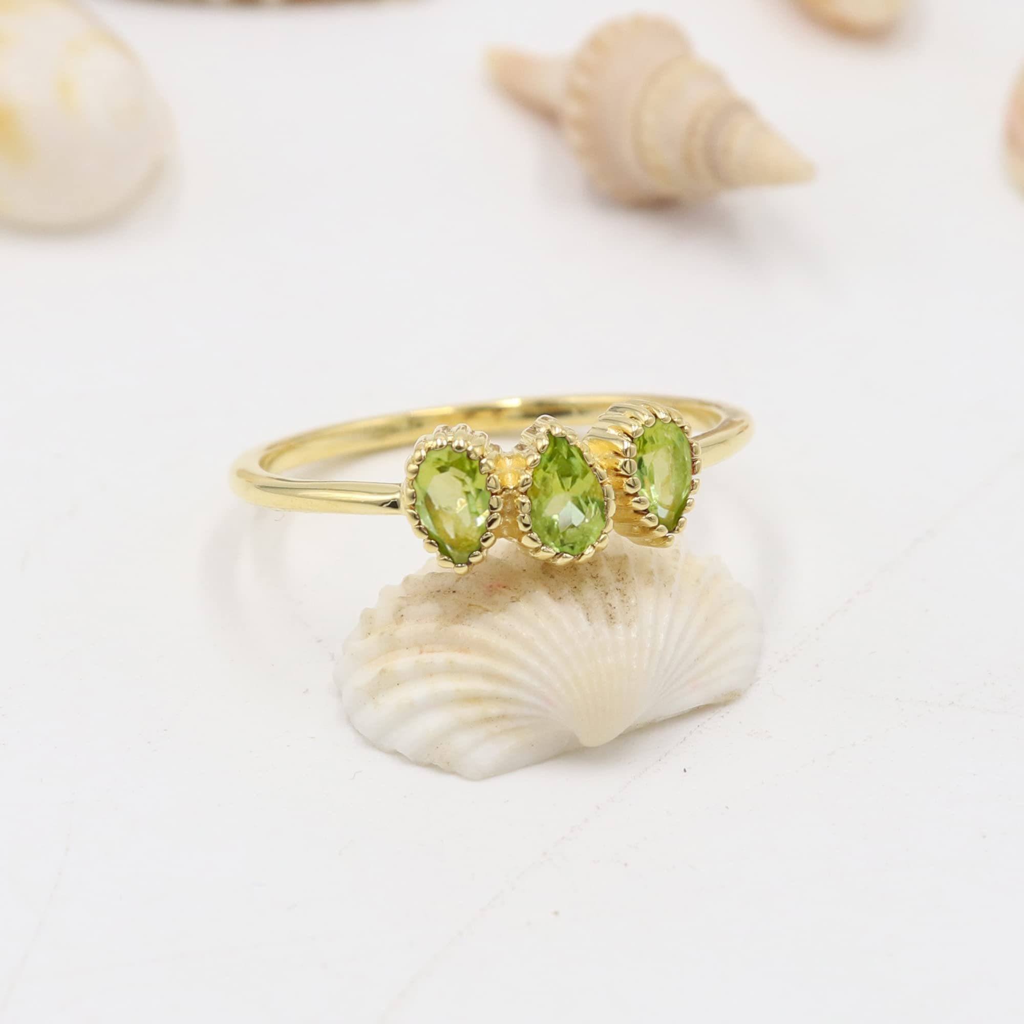 Anello peridoto, anello in argento, anello minimalista, anello peridoto, anello con pietra portafortuna di agosto, anello di promessa, anello fatto a mano in argento, anello per lei