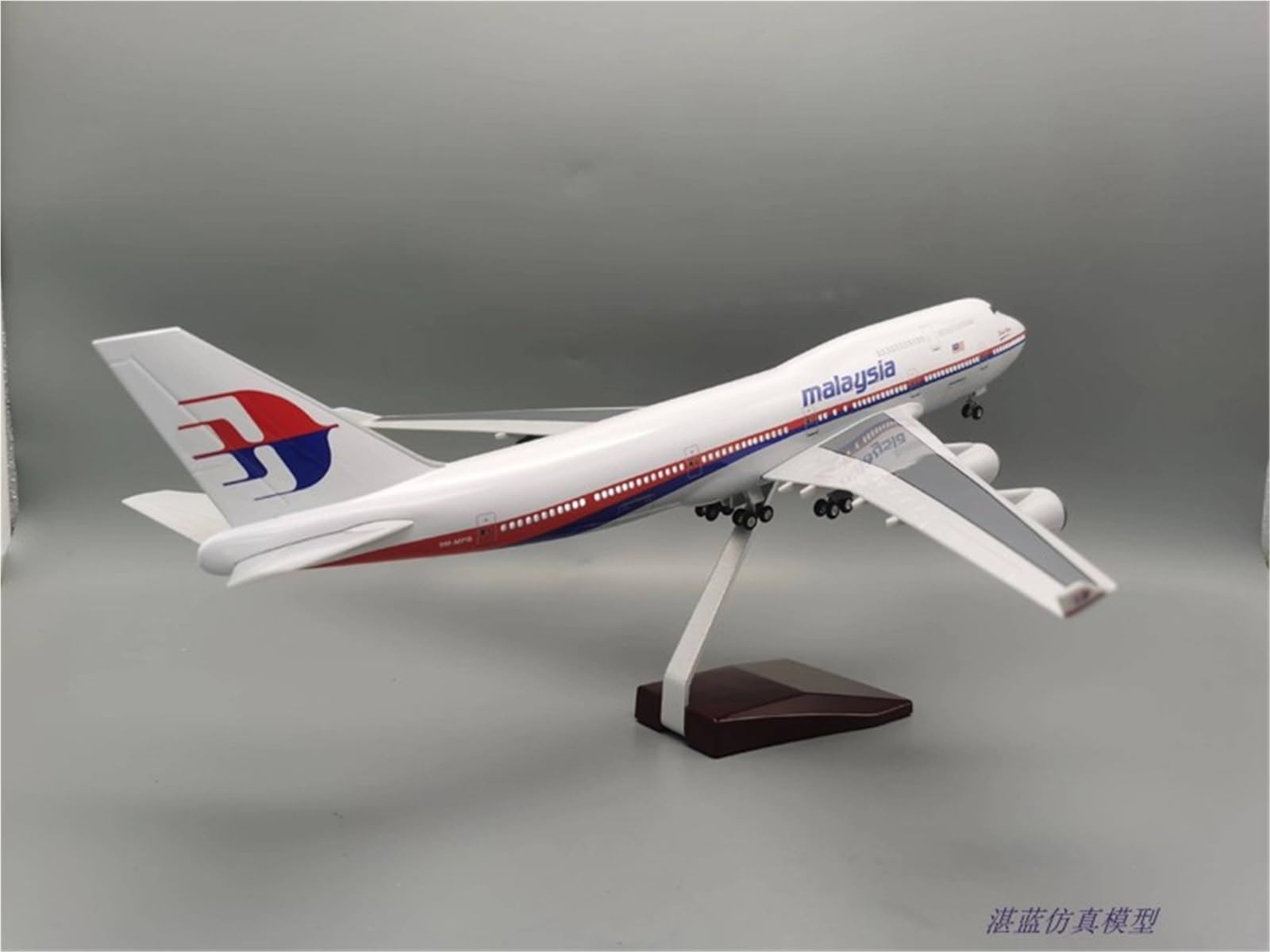 Repliki modeli samolotów Replika samolotów cywilnych w skali 1/150 47 cm Malaysia Airlines dla Boeinga 747 Model samolotu do wyświetlania lotniczego Miniaturowy model samolotu (ze światłem)