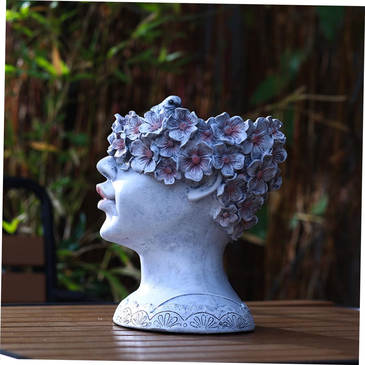 Toyvian Pot de Fleurs Solaire Créatif en Résine Grise Style Tête de Jeune Fille, Décoration Jardin et Balcon, Pot Moyen Lumineux pour Plantes Succulentes, Ornement Extérieur Chic et Moderne