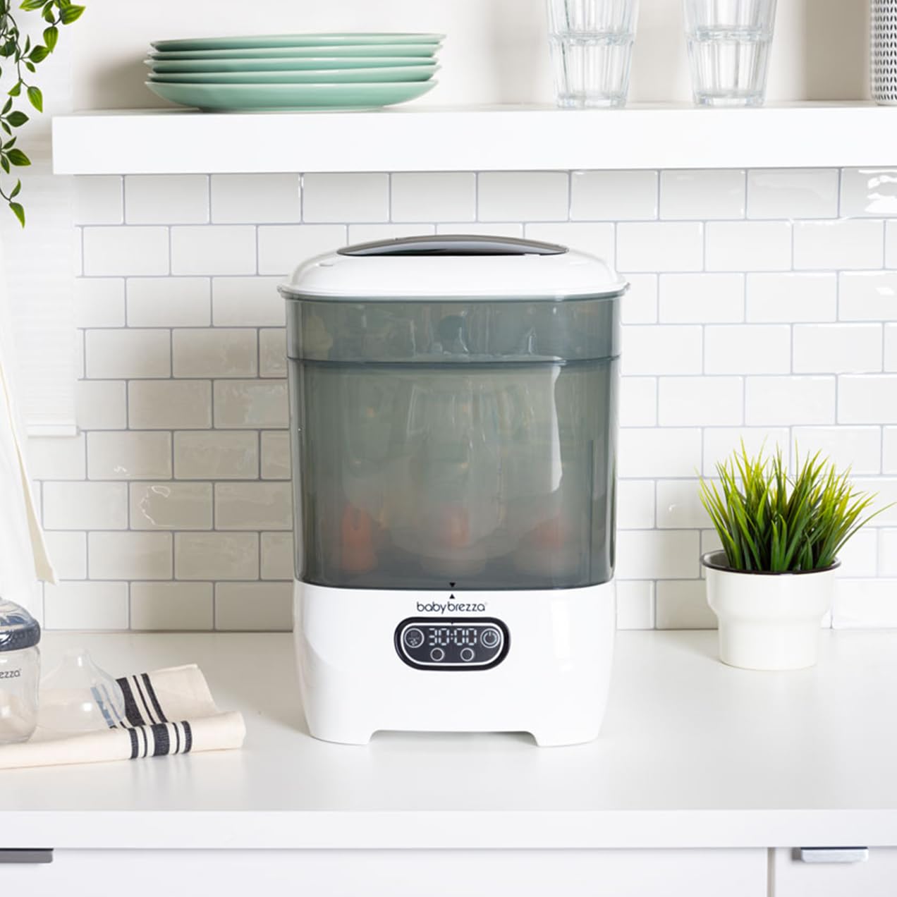 Baby Brezza Sterilizer Dryer Advanced – Sterilisiert & trocknet Babyflaschen, Milchpumpenteile & Zubehör automatisch – Mit HEPA-Filter, 4 Modi & großer Kapazität – BPA-frei – Weiß