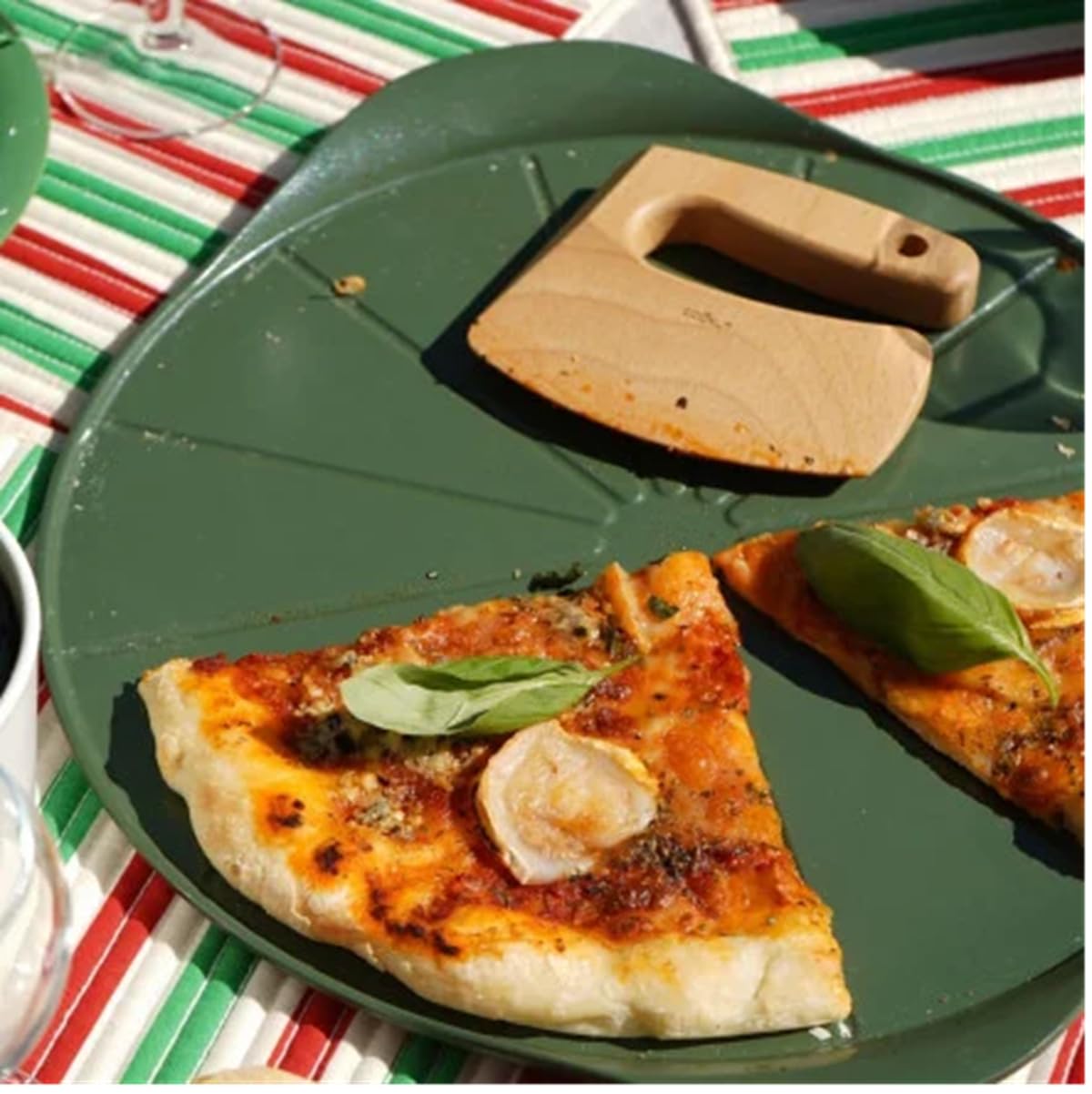 COOKUT Le formidable plat à pizza avec coupe pizza - Dimension : 33 cm - couleur Fougère (vert)