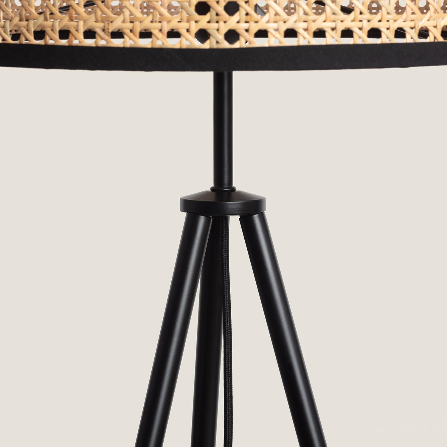 LEDKIA Lámpara de Pie Ratán y Metal Huela Natural | Diseño Rústico y Elegante | Compatible con Bombillas LED E27 | Para Salón; Dormitorio | Altura 1450 mm