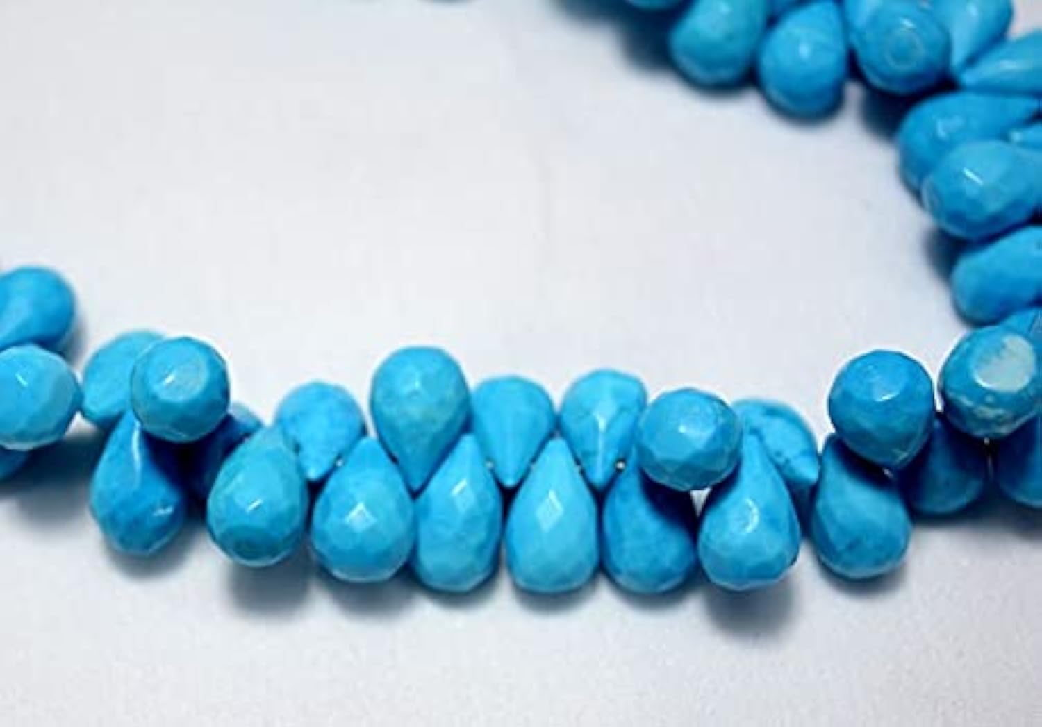Briolettes turquoise de qualité supérieure facettées pour joaillerie fine