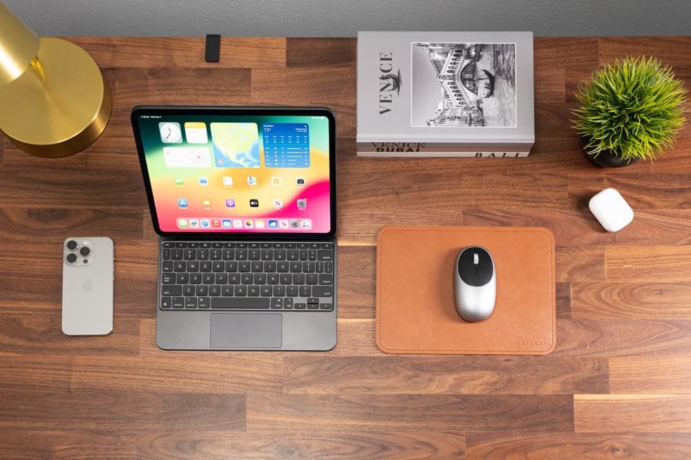SATECHI Alfombrilla para Ratón 25 x 19 cm, Mouse Pad para Oficina y Hogar, Tapete Elegante, Reversible y Resistente a Arañazos - Material Premium (PU), Mousepad Marrón