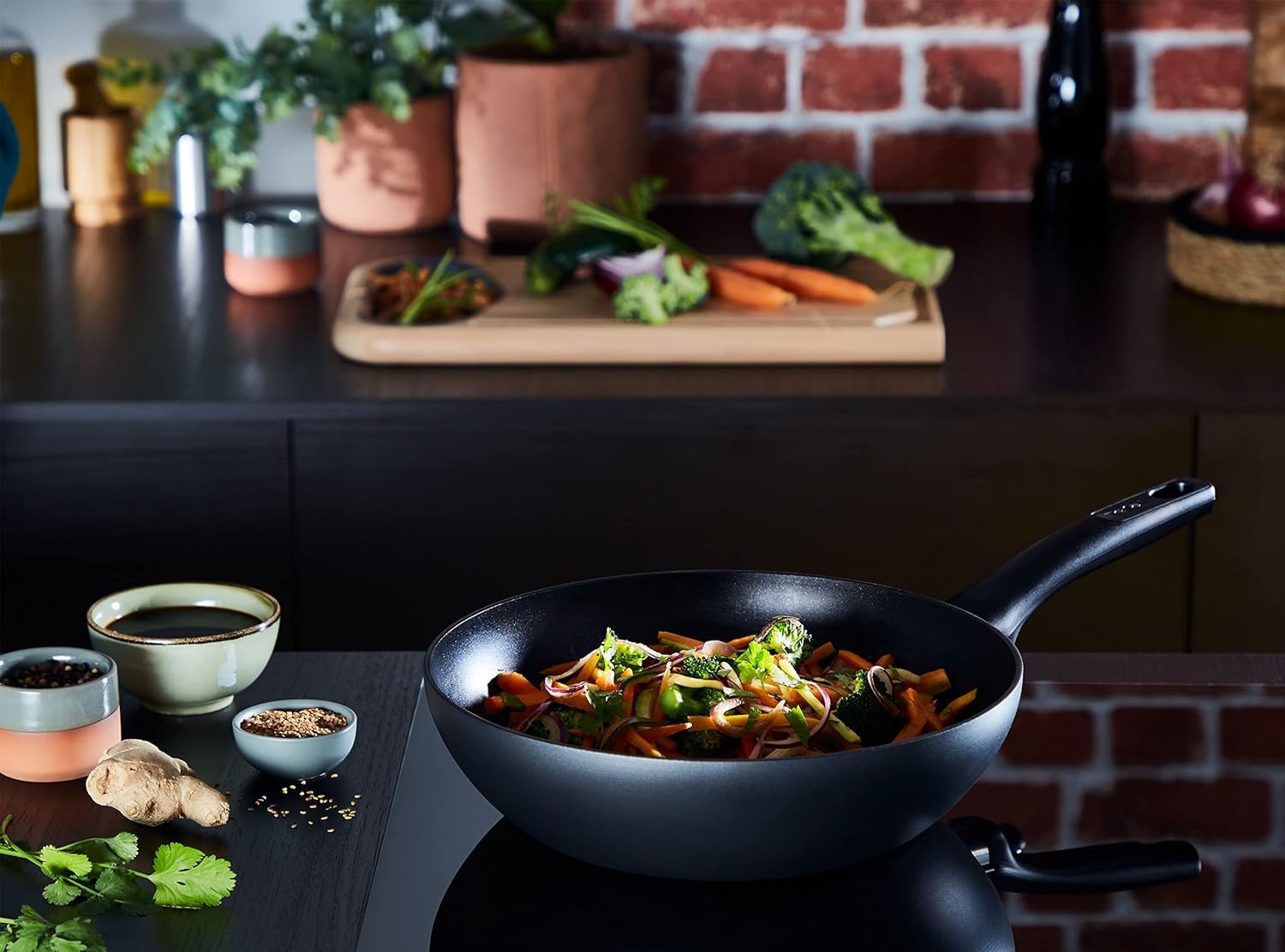 Tefal Patelnia wok Brut 28 cm | C28019 | THERMO-SIGNAL™ | zdrowe gotowanie | bezpieczna powłoka nieprzywierająca | przyjazna dla środowiska | wszystkie rodzaje kuchenek + nadaje się do kuchenek