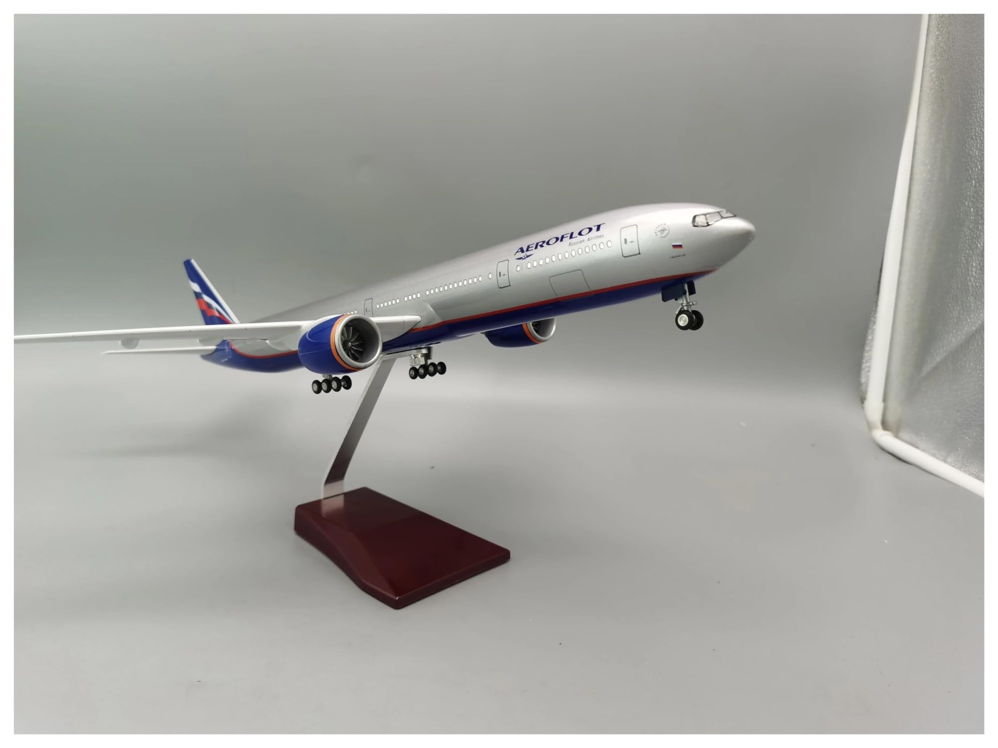 Modellino di Aerei in Piccola Scala 1/157 per la Russia B777 Modello di Aeromobili in Lega di Compagnie Aeree 47CM con Kit di Costruzione di Modello di Decorazione della Camera da Letto con Luce e