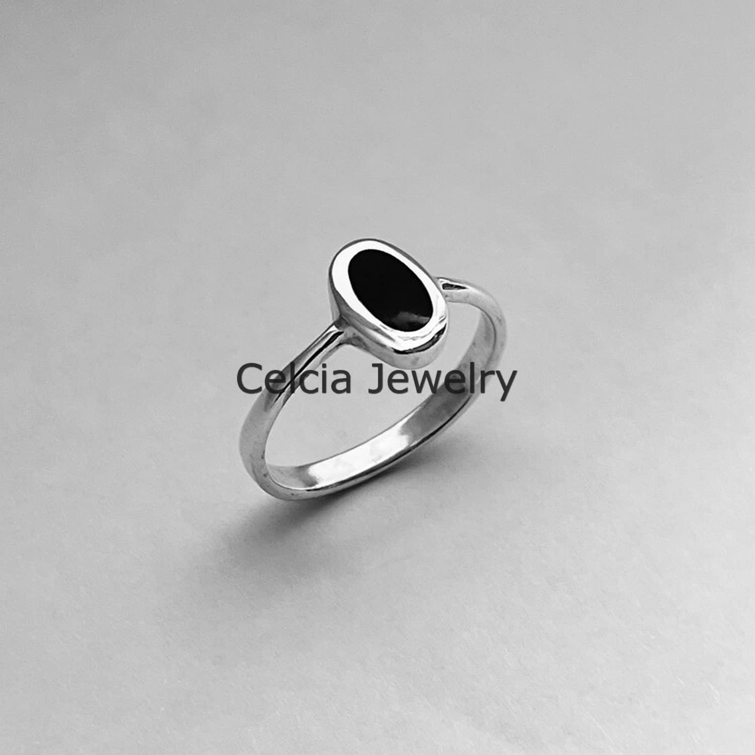 Anillo de ónix negro con solitario ovalado simple de plata de ley 925 maciza, anillo bohemio bohemio, hermoso anillo de ceremonia de boda, anillo minimalista, anillo de regalos del día de la madre