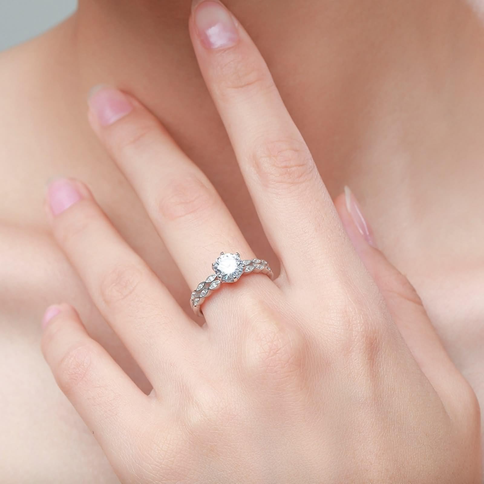 Pierścionek zaręczynowy damski, cienki, geometryczny, srebrny ze szlifem okrągłym, diament laboratoryjny, białe złoto 18K, rozmiar 61 (19,4)