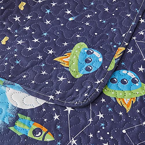 3 Pieces Kid\'s Galaxy Outer Space Adventure Bedspread Coverlet Set Twin (68x86 Inches),Planets UFO Rockets Stars Quilt Set for Boys Girls Children All Seasons Bedding Sets Bed Cover(Twin,Dark Blue)