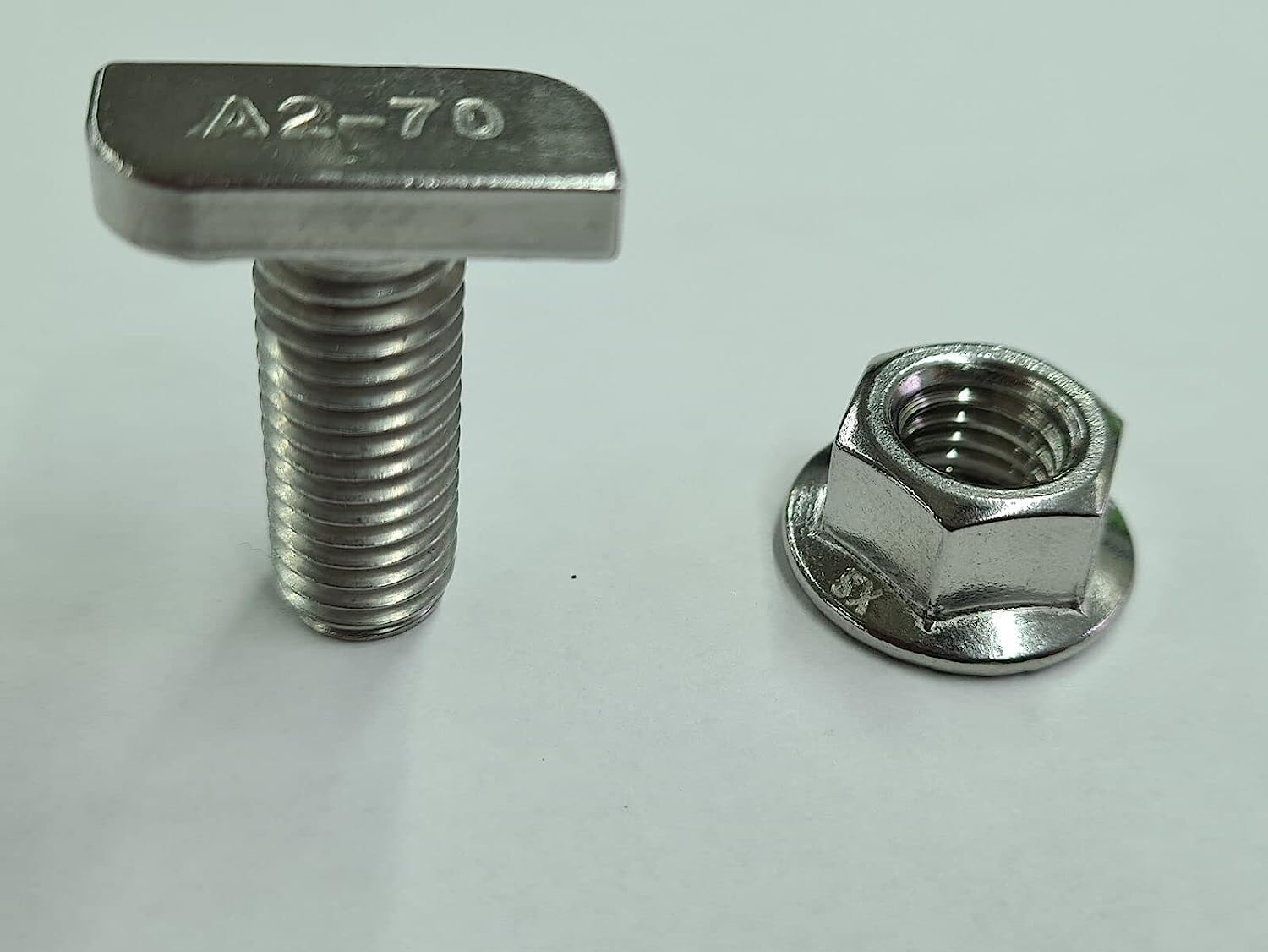 NAKA Hammerkopfschrauben-Set inkl. Mutter M10 Photovoltaik-Aluprofil A2-70, Edelstahlschraube Befestigung von Solarmodul Halterung, Halfenschraube PV Modul Montageschiene 30mm 100 Stk.