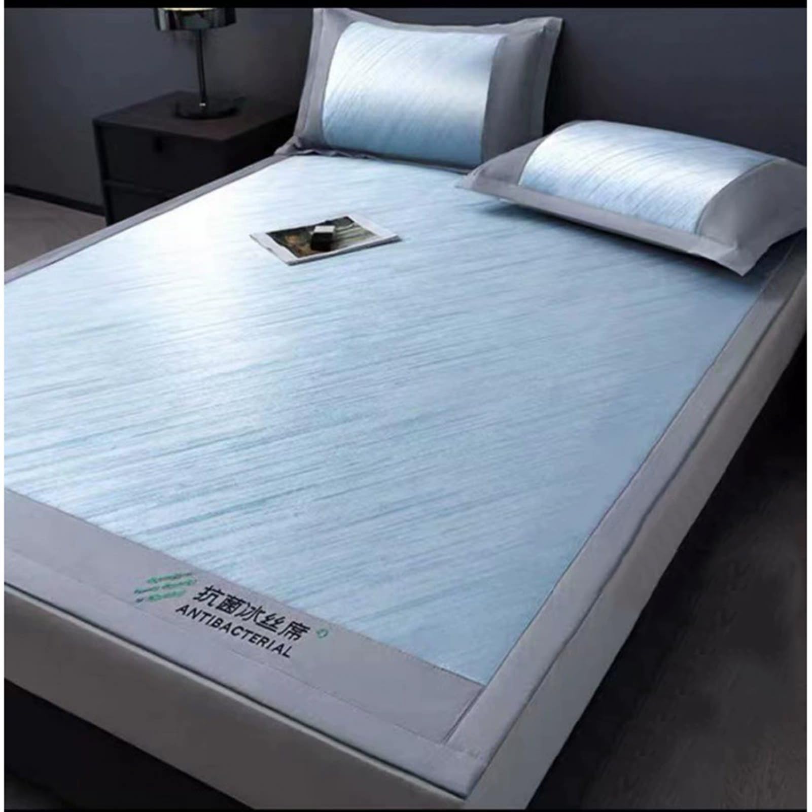 Surmatelas en soie glacée bleu idéal pour dormir au frais tout l'été