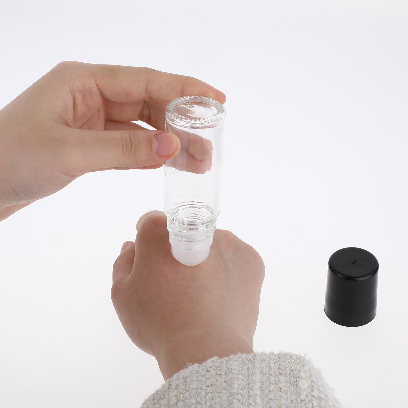 Grevosea 2 bottiglie a rullo, in vetro trasparente nero con sfera a rullo in plastica e coperchio nero, vuote, in vetro, per oli essenziali, 30 ml, ricaricabili, contenitori cosmetici per profumi, oli