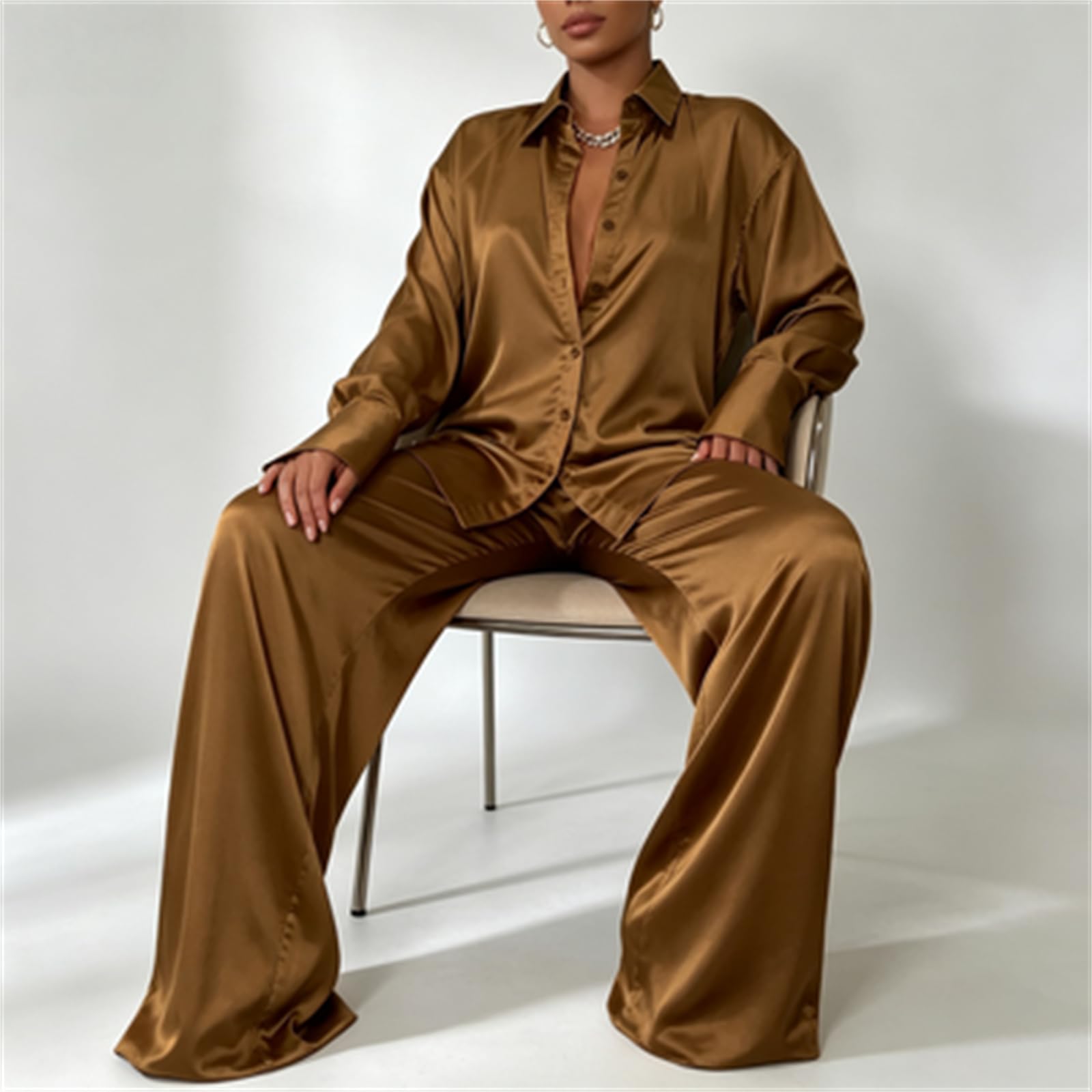 Completo Pigiama da Donna in Raso Effetto Seta (2 Pezzi): Camicia Oversize a Maniche Lunghe con Revers e Bottoni + Pantaloni a Gamba Larga – Abbigliamento da casa Morbido ed Elegante