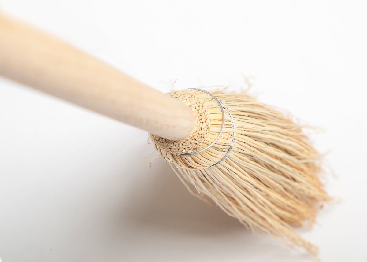 Mendi Escoba Estilo Fantasía 111 cm, Fabricada en España, Ideal para usos de Limpieza y para Disfraces, Eventos y ambientación mágica, Estilo rústico. Es una Escoba de Verdad.