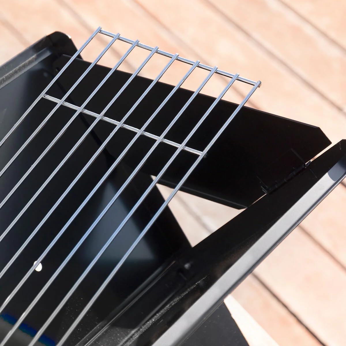 InnovaGoods® Faltbarer tragbarer Holzkohlegrill Foldyq, traditionelles und gesundes Kochen Ihrer Lebensmittel, aus Stahlmaterial, ideal für Zuhause und Garten.