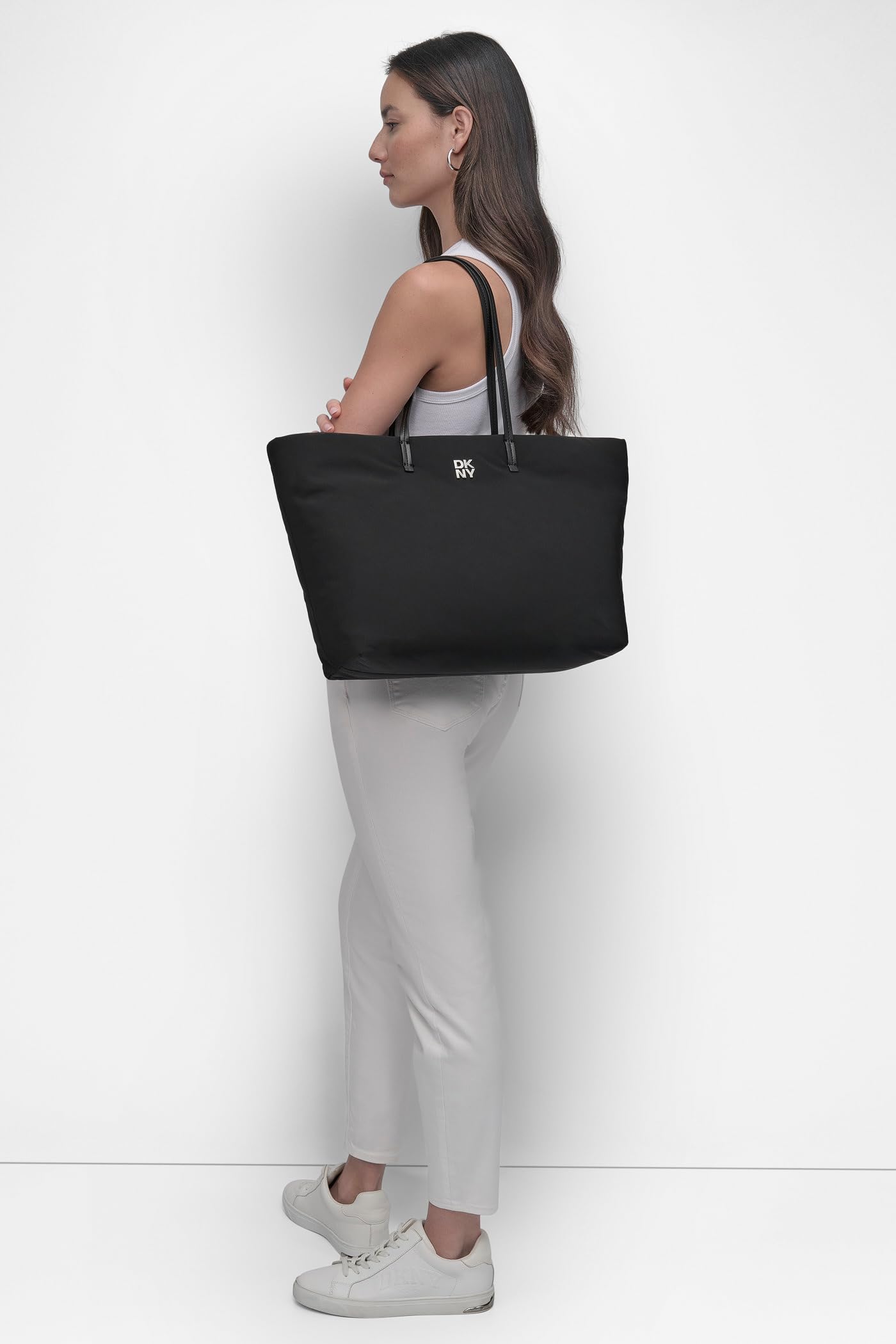 DKNY Tote Jenny para mujer, 100% poliéster con ribete de poliuretano, logotipo negro y negro, Logotipo negro y negro