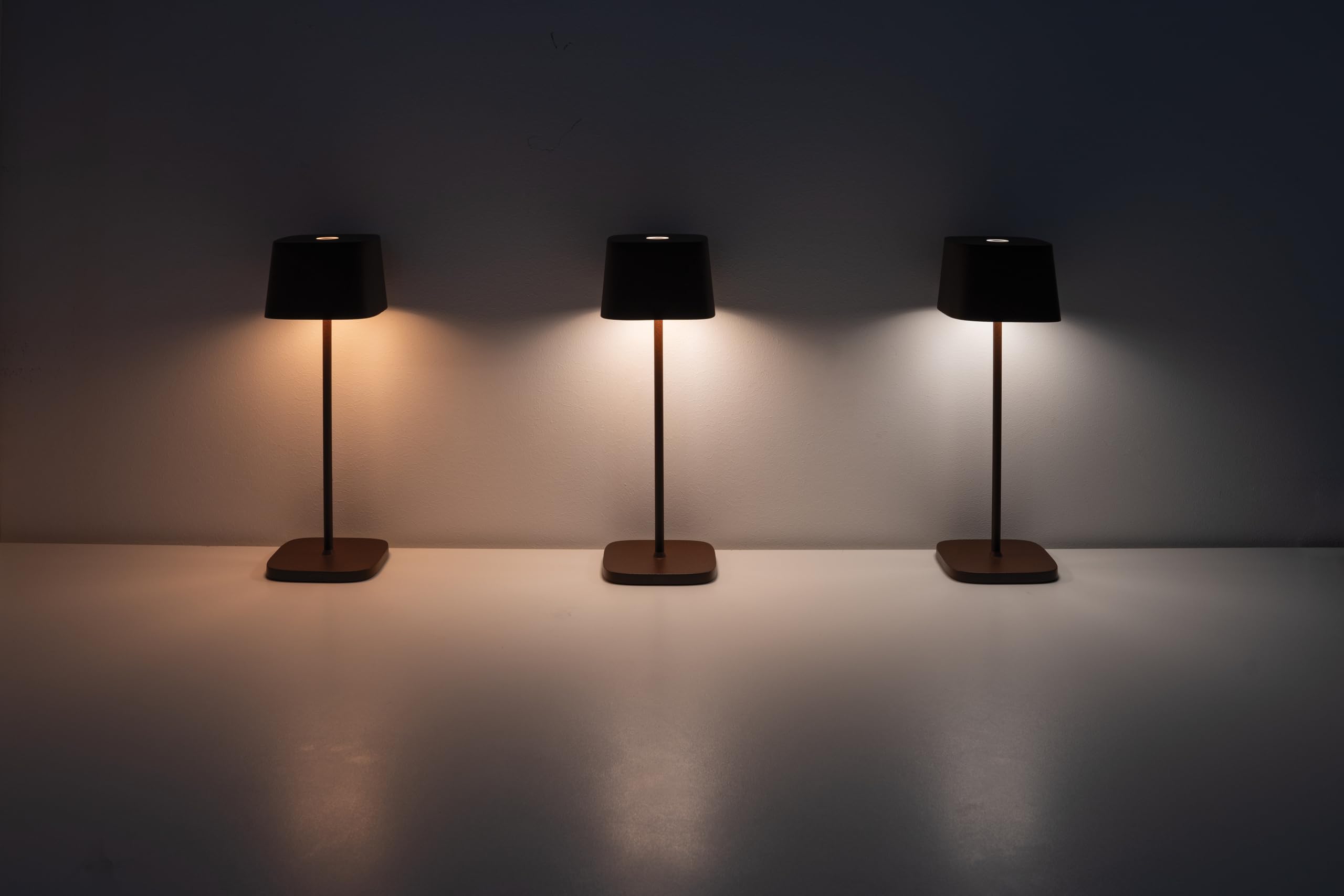 Zafferano, Lampa Ofelia, Zasilana Akumulatorowo Bezprzewodowa Lampa Stołowa ze Sterowaniem Dotykowym, Również Jako Lampa Zewnętrzna, Ściemniacz, 2200-3000 K, Wysokość 29 cm, Kolor Piaskowy