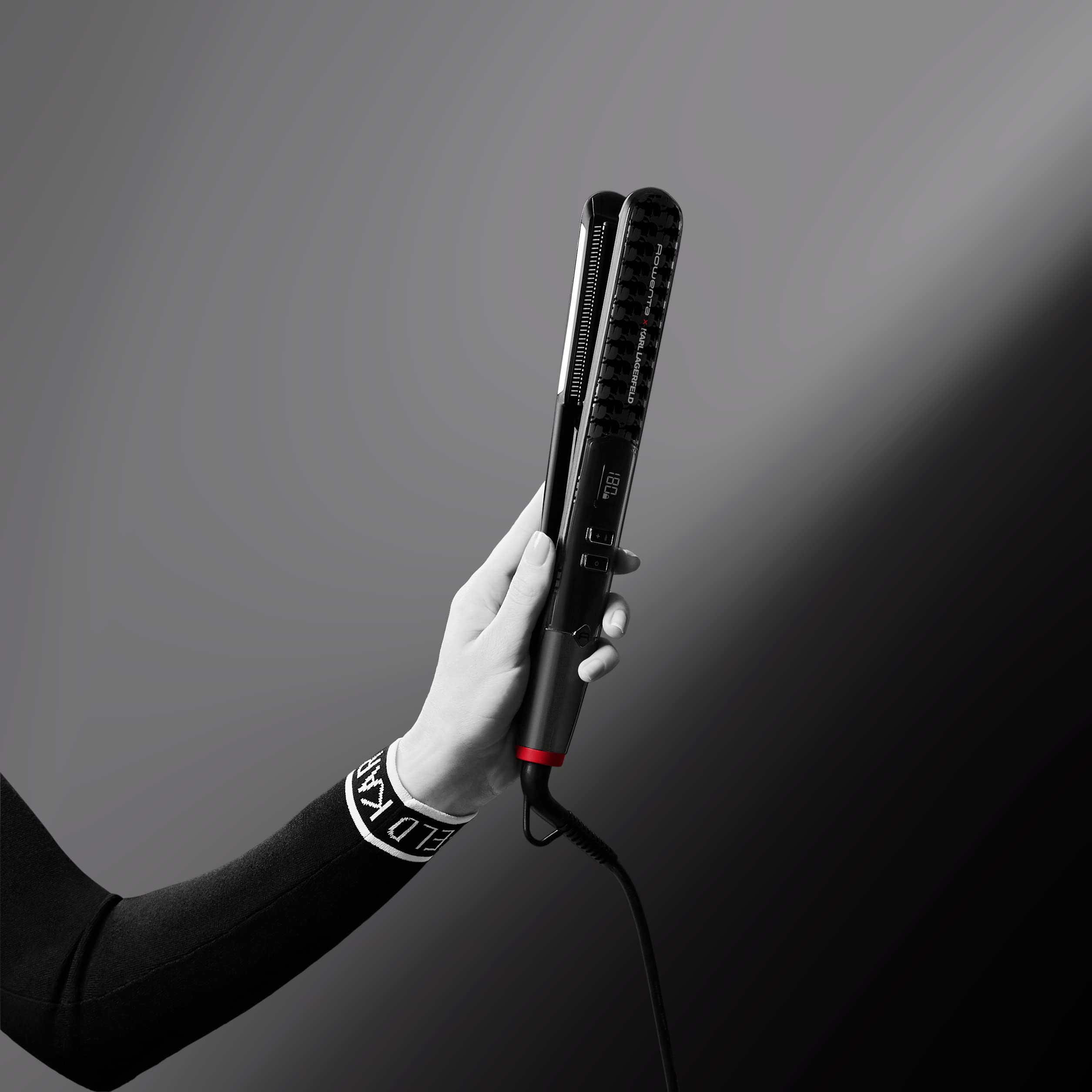 Rowenta x Karl Lagerfeld SF467L K/Pro Stylist Haarglätter, Keratin & Glow-Beschichtung, Ionen-Funktion, Federnd gelagerte Glättplatten, von 140°C bis 210°C, integrierter Kamm, Schwarz/Rot