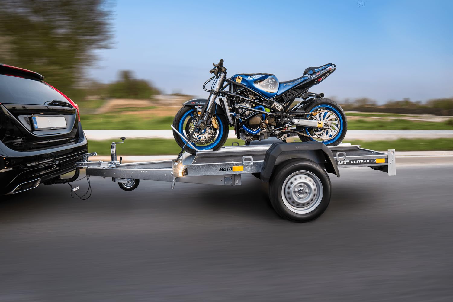 UNITRAILER Moto 1 Motorradanhänger ungebremst bis 750 kg | Verzinkter Stahlrahmen mit Sperrholzboden. Für den sicheren Transport von einem Motorrad oder Roller bis 220 cm Länge.