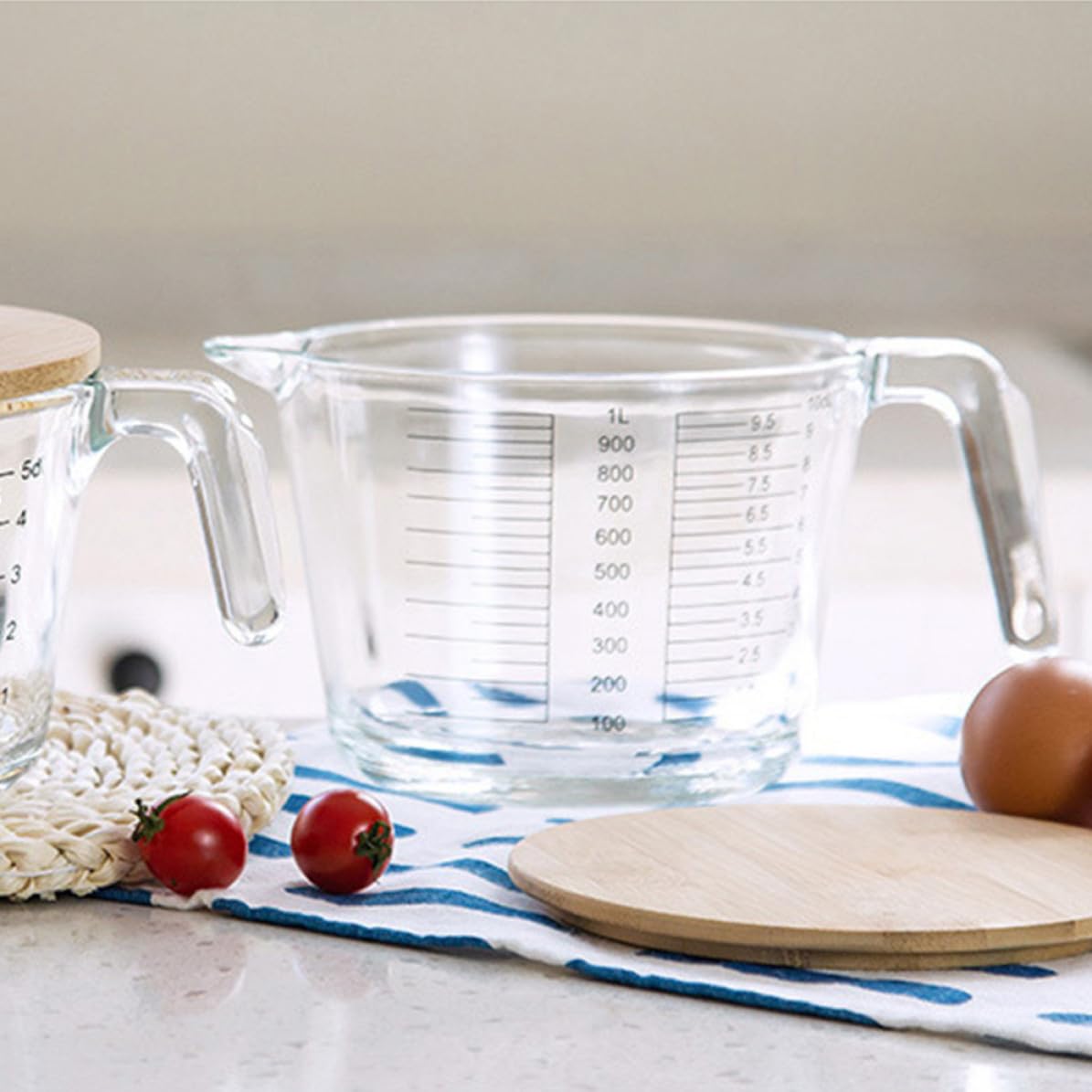 Taza y Mango de Madera Resistente al Calor Medidora de Vidrio con Escala Graduada para Medir Jugos y Cremas en Cocina y Repostería