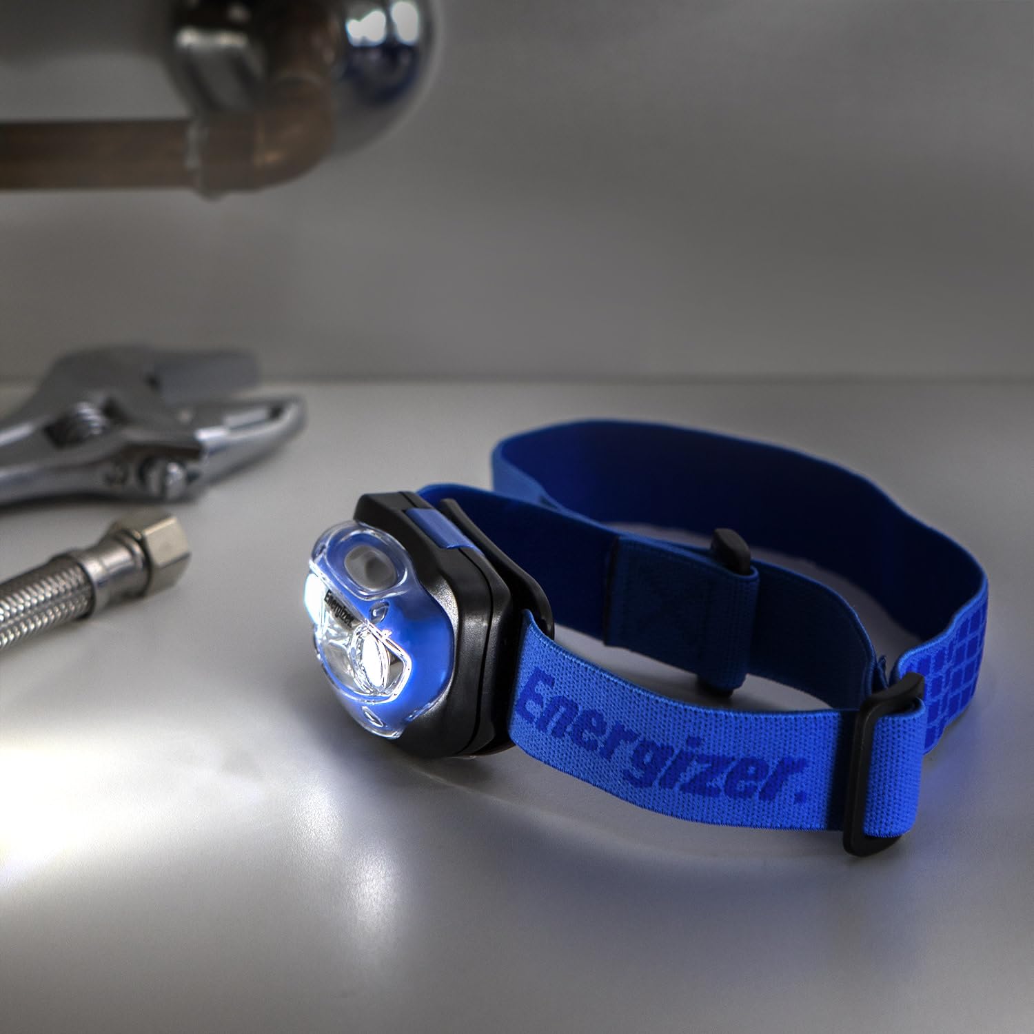 Energizer MAX - Frontal Deportivo de 200 lúmenes Funciona con 3 Pilas AAA, Interruptor Deslizante de encedido y Apagado, Dos Modos de iluminación Intenso y Suave