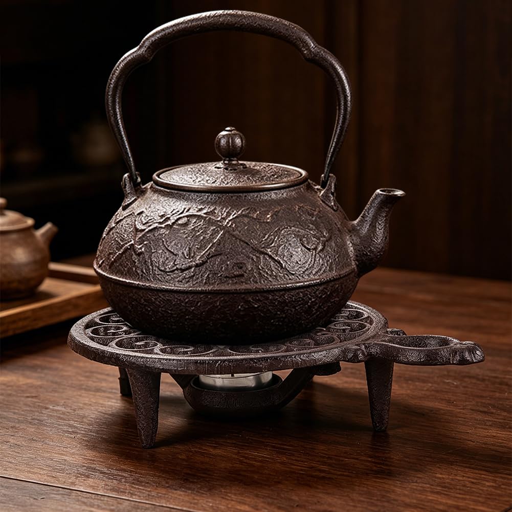 AHANDMAKER Tetera de hierro fundido, tazas, tazas, posavasos de forma redonda, diseño con portavelas de tealight, tetera de metal rústico, base de calefacción para comida caliente, café, leche o té