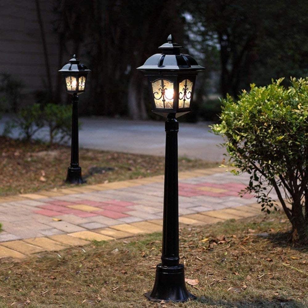 Vintage zewnętrzna lampa podłogowa do trawnika, szklany klosz, konstrukcja okna, odlew aluminiowy, latarnia uliczna, końcówka słupka do ogrodzenia lub tarasu.