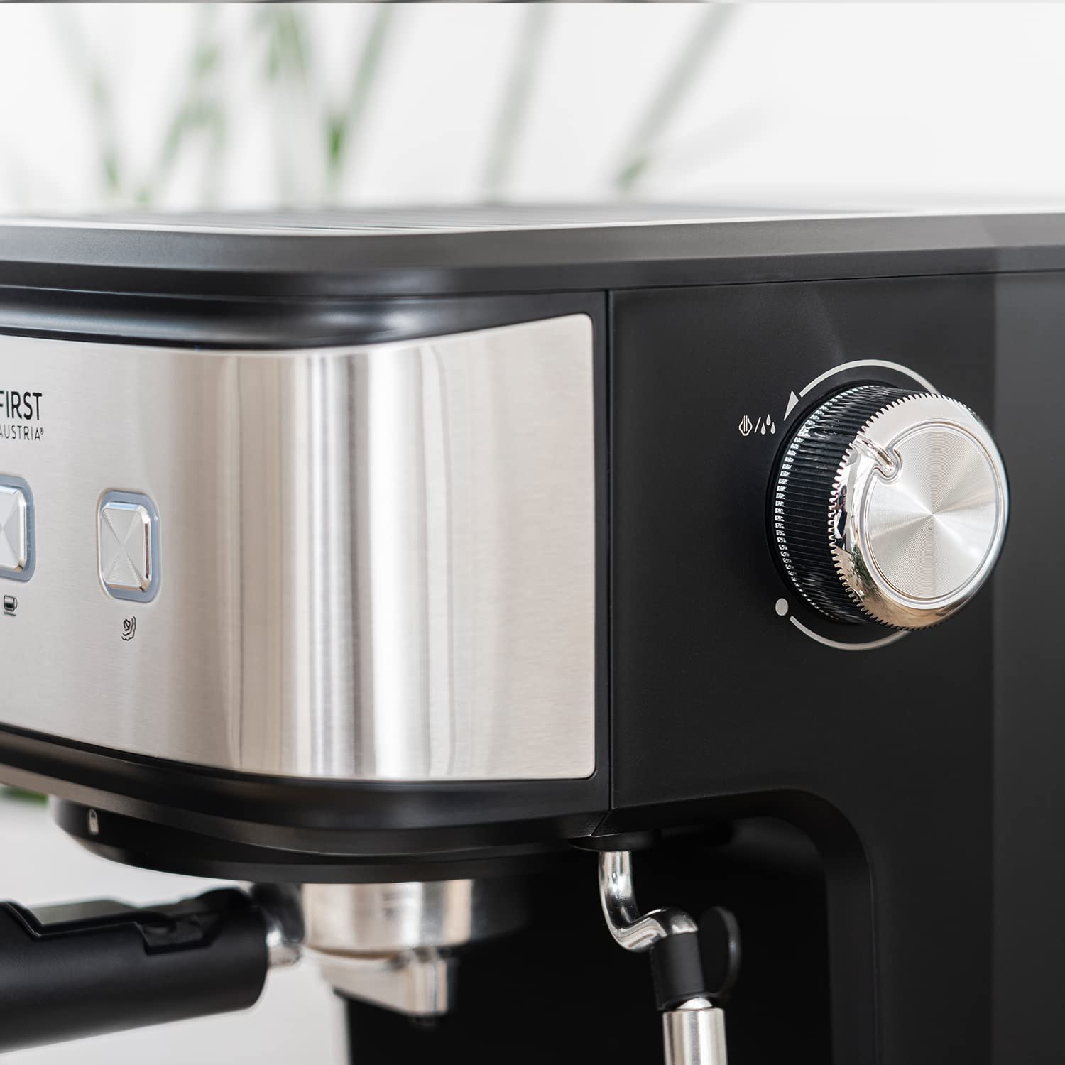 TZS First Austria Espresso Siebträgermaschine elektrisch, mit professionellem Milchschäumer, tauglich für Pads, 1,5 L Wassertank, inkl. 2-in-1 Messlöffel und Tamper, Edelstahl/Schwarz