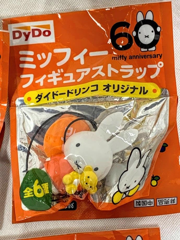 ミッフィー　誕生60周年展　限定　フィギュア　と　レトロストラップ Amazon.co.jp: DyDo×ミッフィー60周年コラボ フィギュア