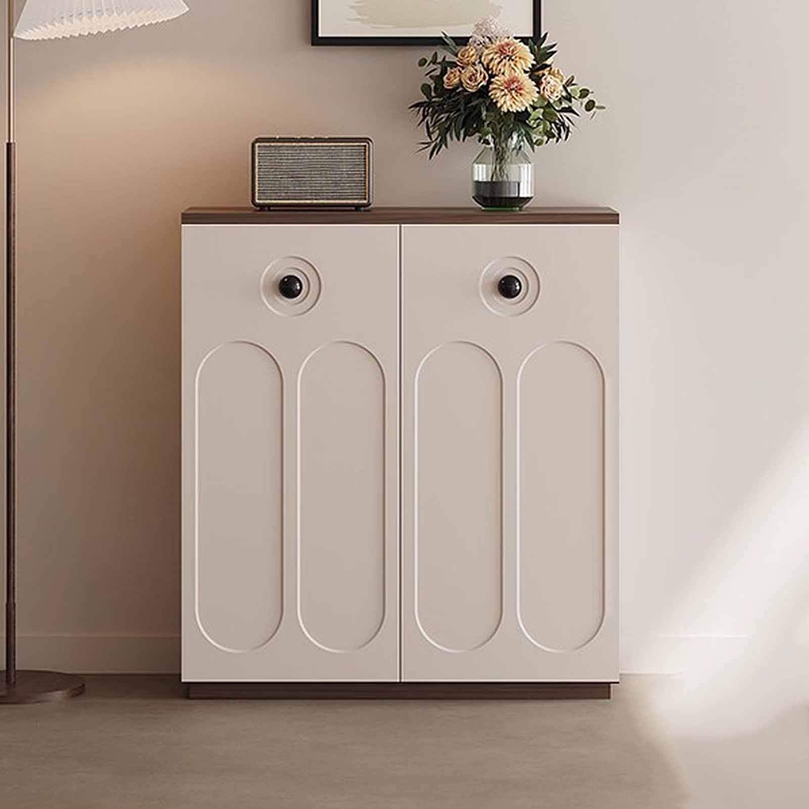 Meuble à chaussures pour entrée propre : rangement fermé 120cm pour un salon ordonné