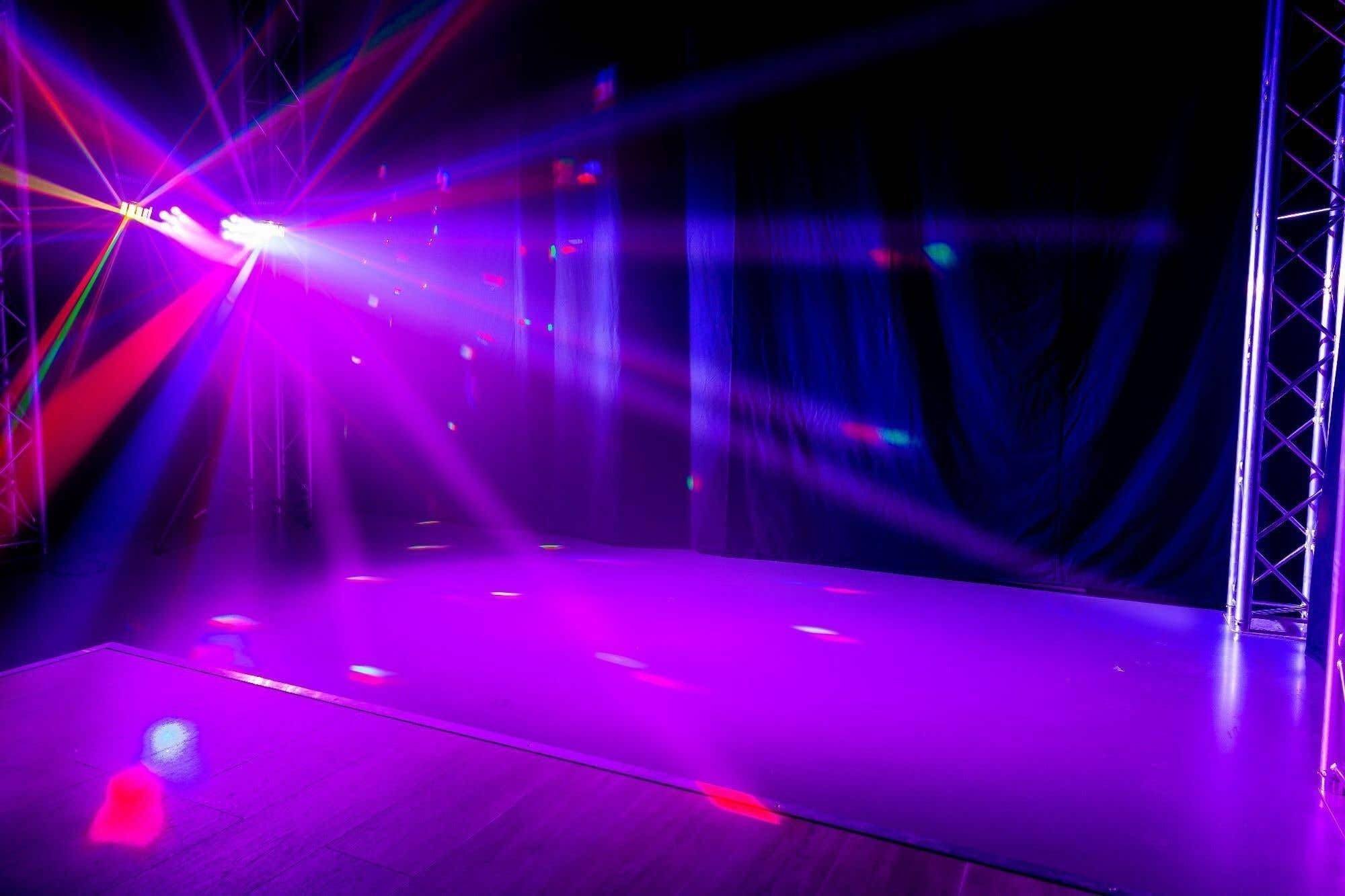BeamZ SB02 Discolicht Partylicht mit Stativ, Lichtanlage ShowBar mit integriertem Akku, Lichtanlage musikgesteuert, 2 Derby-Lichteffekten, 2 PAR-Kannen, Fernbedienung - Schwarz