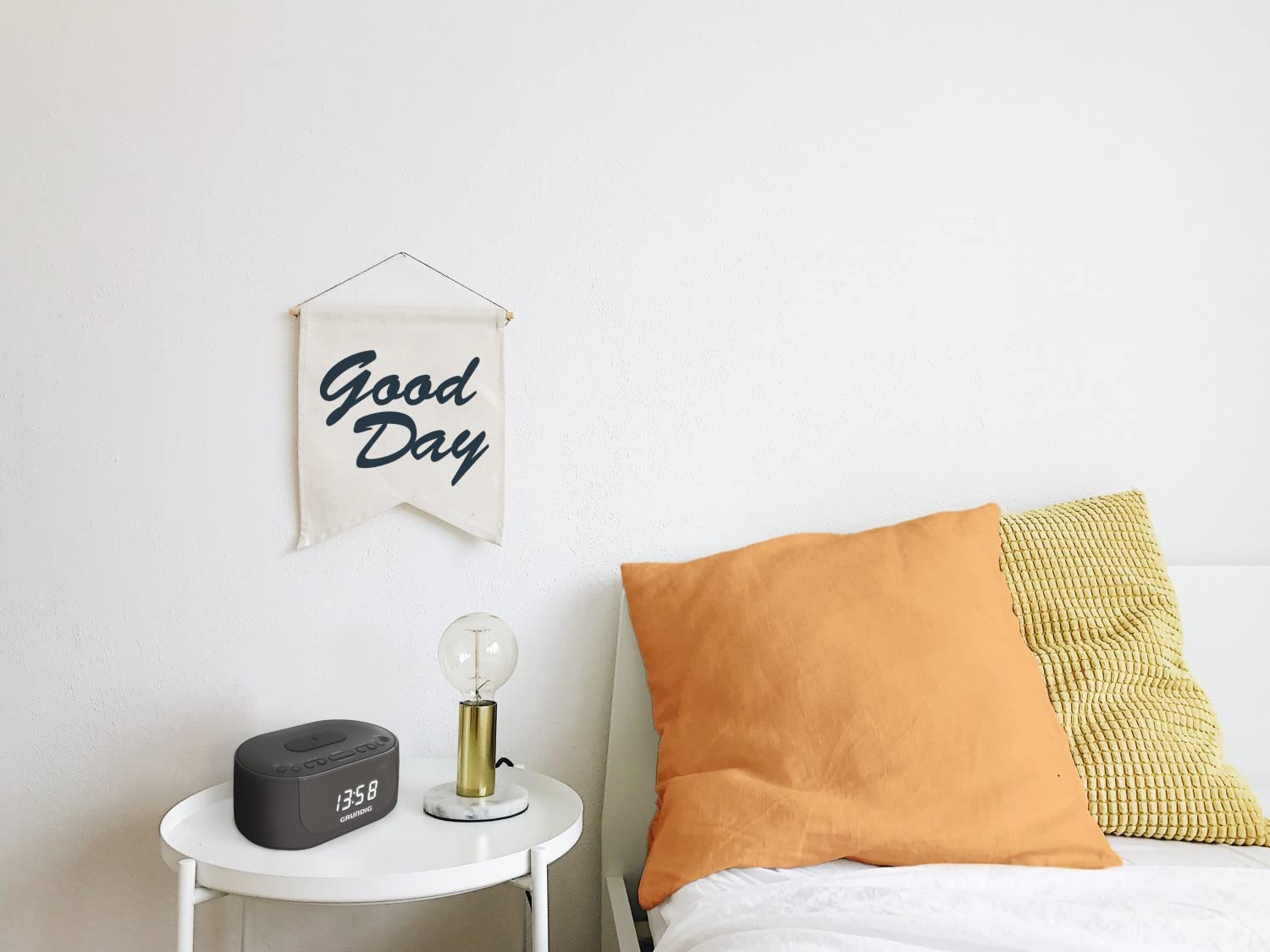 GRUNDIG, SCC400, Radio réveil FM Chargeur Induction, Double Alarme, Luminosité réglable, Affichage Blanc, Fonction BT, Port USB Chargeur, Noir, pour la Table de Chevet