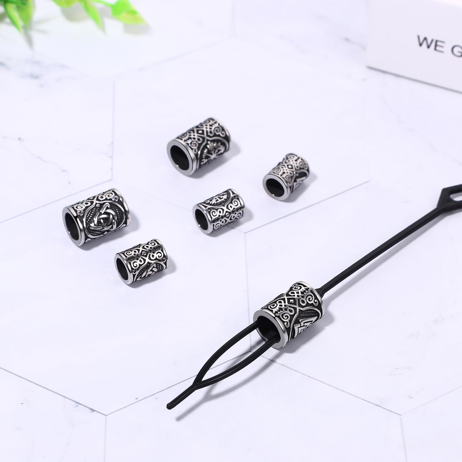 Cupimatch Ensemble de perles de barbe et de cheveux viking : Bijou en acier inoxydable - 6 perles runiques celtiques de 2 tailles avec enfileuse de cheveux - Bijoux DIY pour dreadlocks - Unisexe