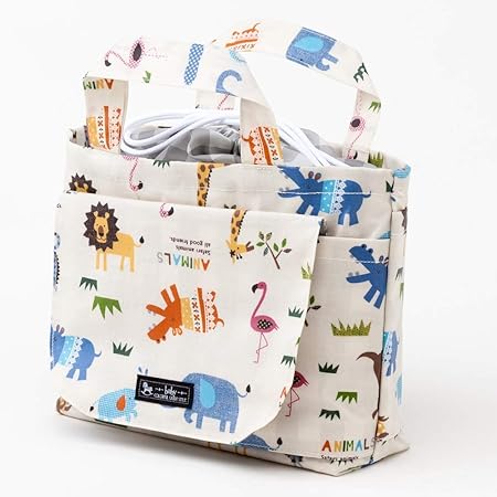 Amazon Co Jp いつでも安心お出かけおむつポーチ 巾着トートタイプ おしりふき収納 取り出しやすい おしゃれ サバンナ横断どうぶつ大行進 スケアー地 生成 B 日本製 ベビー マタニティ