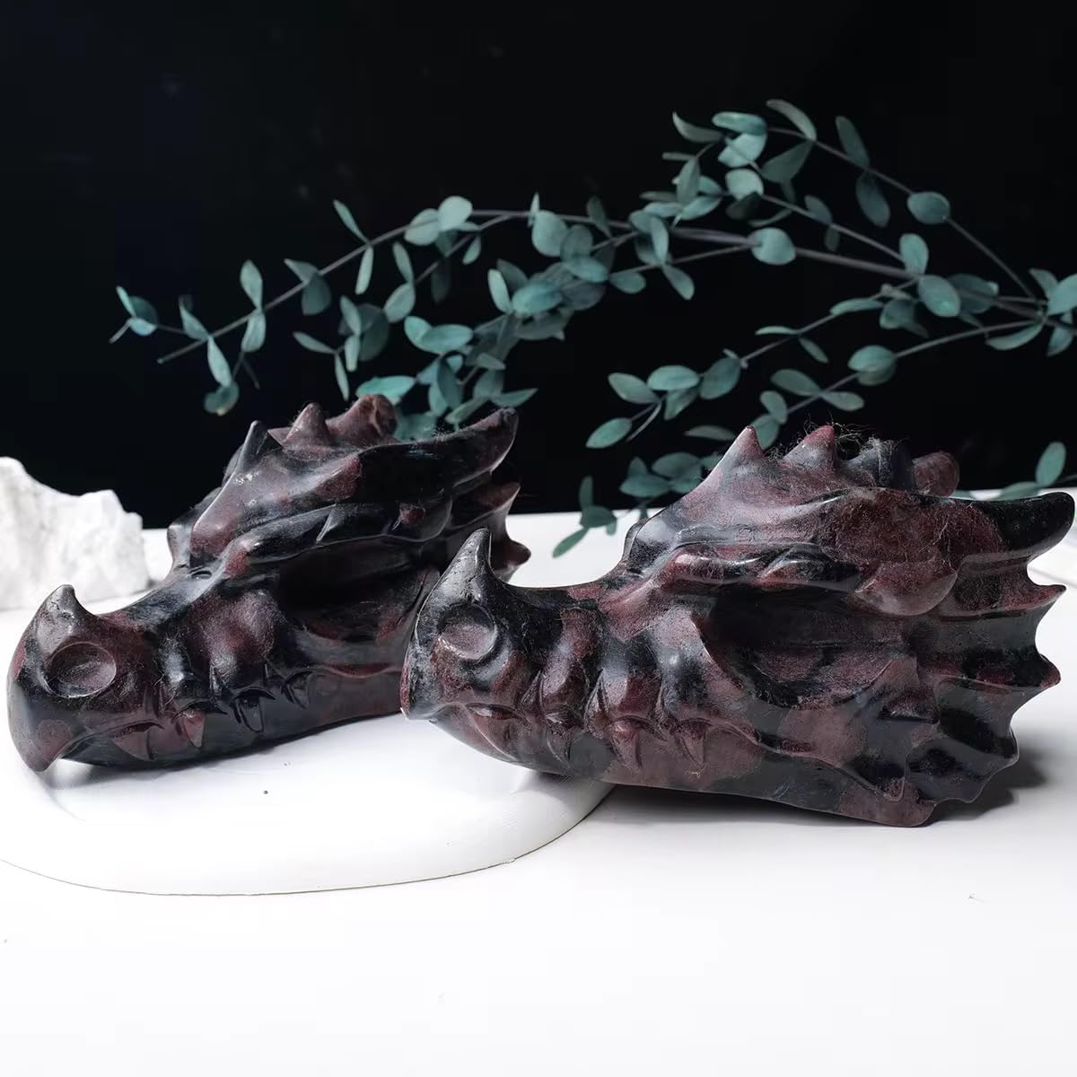 Garnet Stone Dragon Head Crystal Carving, Hand-Carved Feng Shui Crystal Dragon Skull Sculpture, Natural Crystal Home Office Desk Decor, Good Luck & Protection Ornament (Length 10cm)