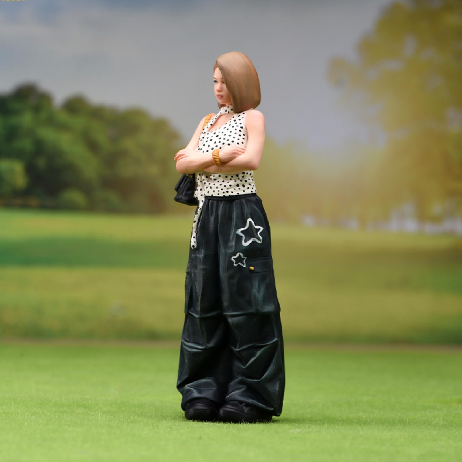 Frauenfigur 1:18 verschränkte Arme stehende Frauenfigur detailreich bemalte Miniaturfiguren