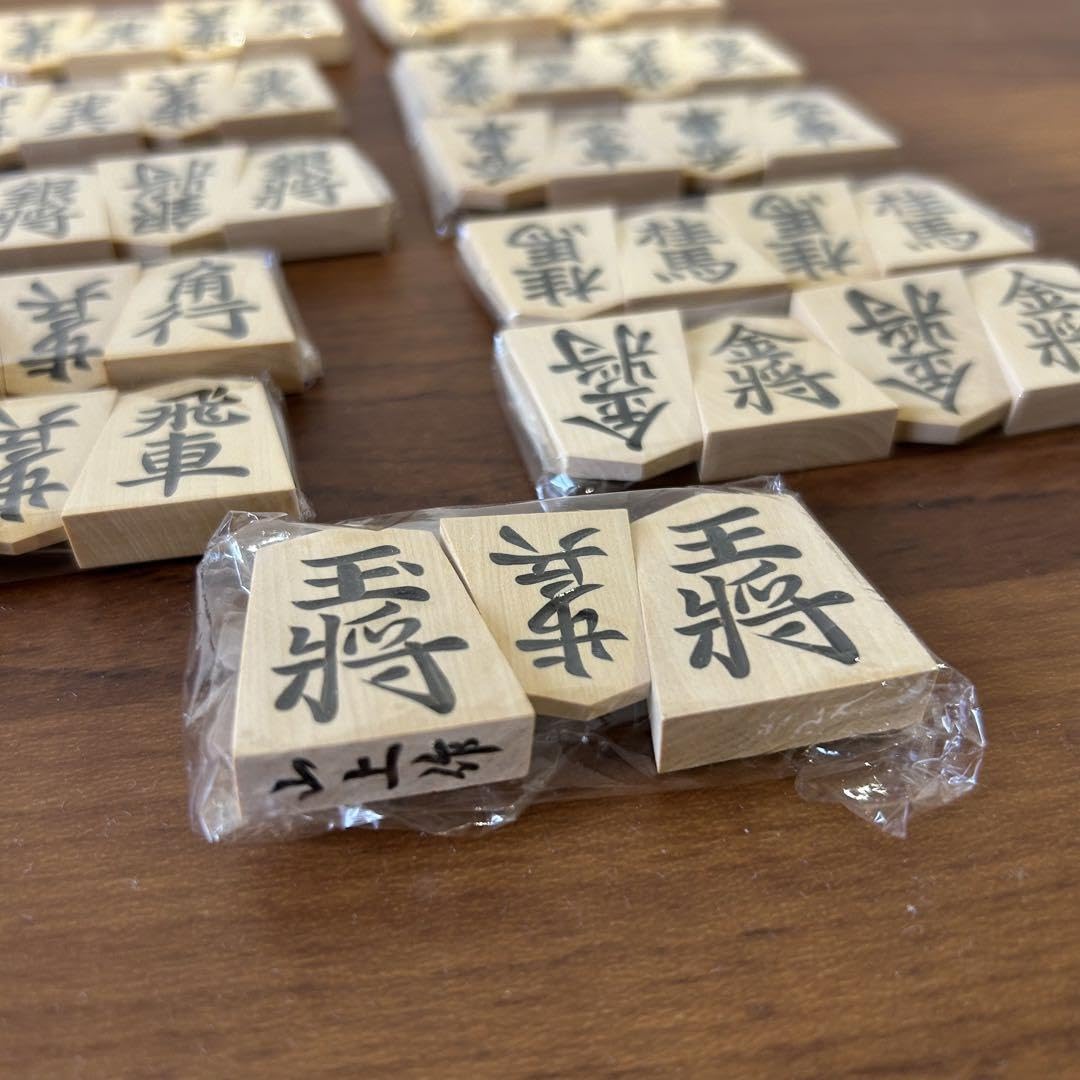 山上作黄楊将棋彫駒(駒箱付き) 将棋駒 シャム黄楊上彫 山上作 | 前川榧碁盤店