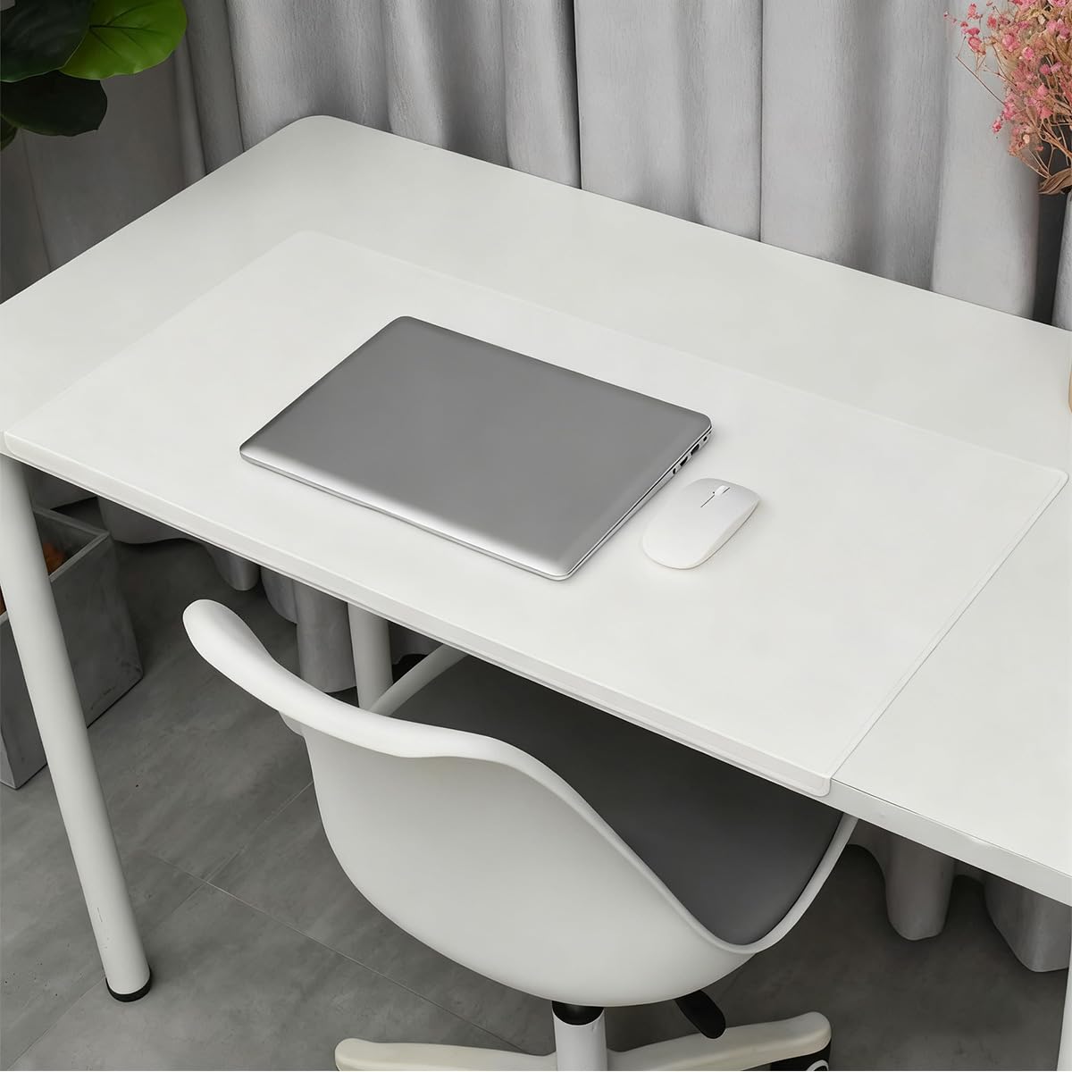 Grande tappetino da scrivania con protezione dei bordi, antiscivolo, in pelle ecologica in poliuretano, tappetino per mouse per casa, ufficio, scrittura, lavoro e gioco (bianco, 120 x 60 cm)