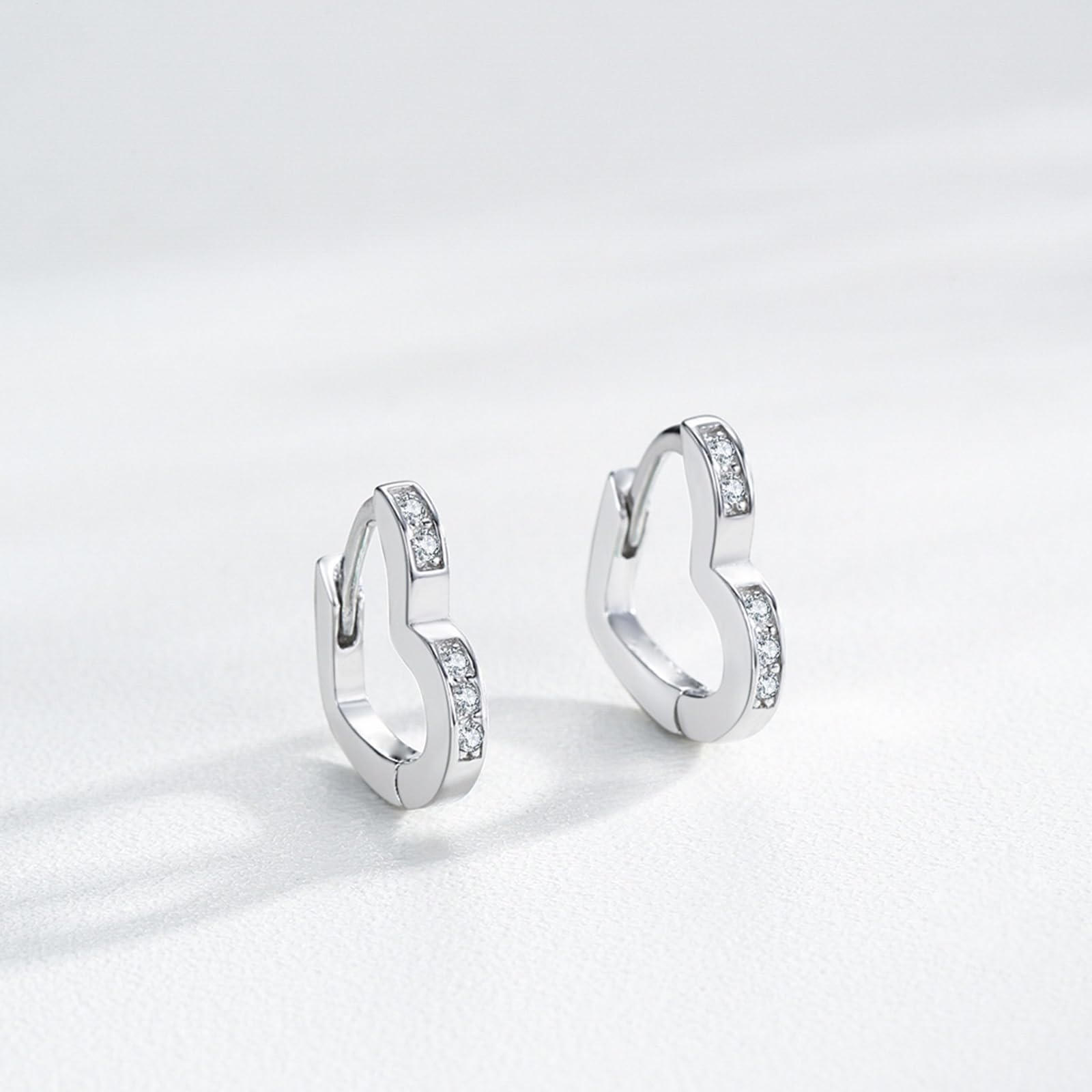 Pendientes elegantes de oro blanco de 18 quilates para mujer, moissanita blanca, aretes de aro pequeños de oro real de 18 quilates para mujer, forma de corazón