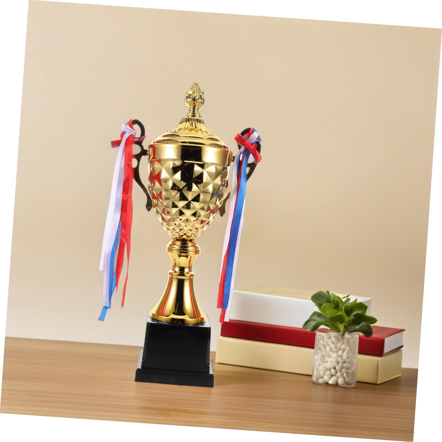 BESPORTBLE Goldene Trophäe Aus Metall Großer Pokal Für Sportveranstaltungen Gravierte Trophäe Als Erinnerungsstück Siegerpokal Für Turniere Robuste Metalltrophäe Mit Anspruchsvollem Design