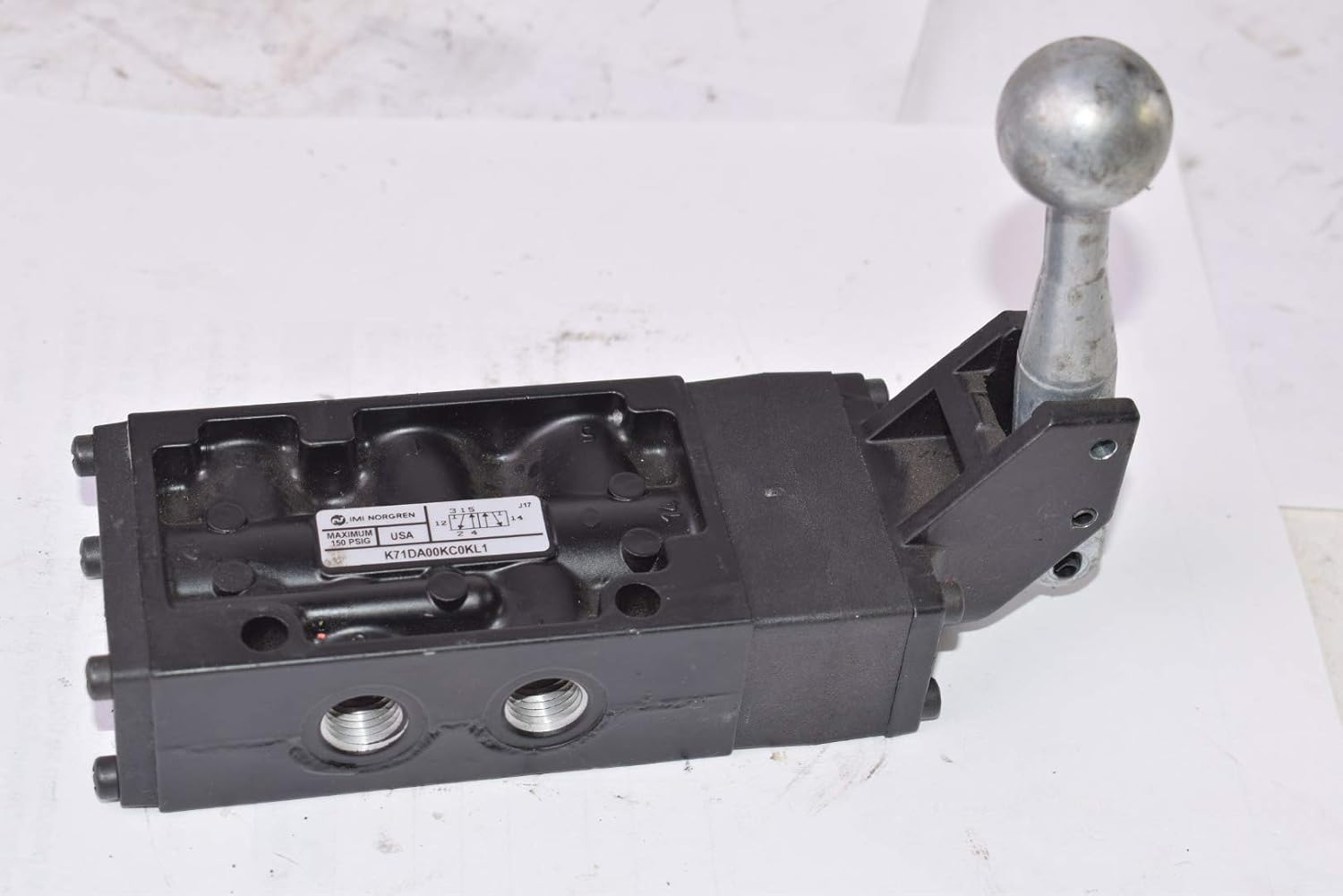 NORGREN K71DA00KC0KL1 1/4 INCH, 150 PSIG MAX, 90 TO PORTS, DETENTED, LEVER OPERATOR, NPT, NUGGET 200, SPOOL VALVE