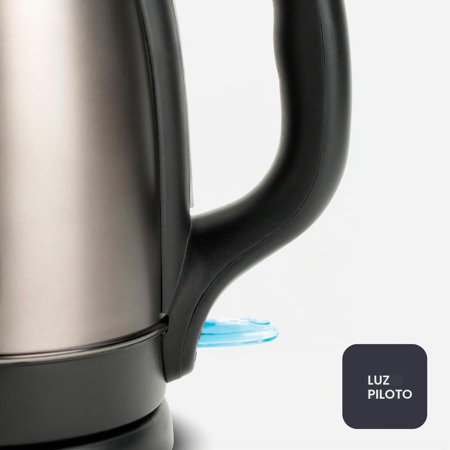 BLACK+DECKER BXKE2202E - Kettle. Hervidora de agua.2200W.1.2L. Base giratoria 360º apta para zurdos. Mango ergonómico. Apagado automático. Nivel agua visible. Botón de apertura. Luz de funcionamiento.